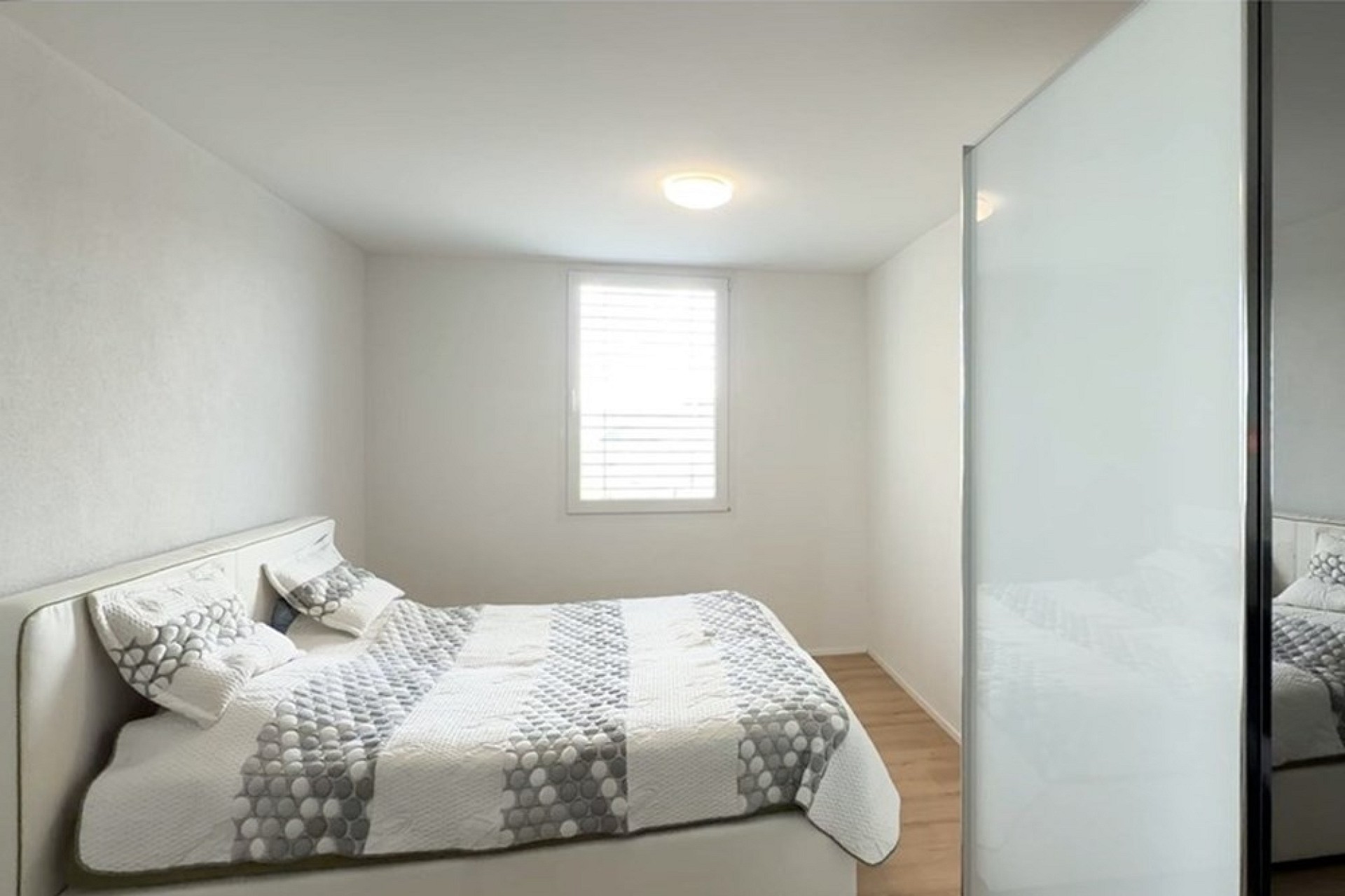 Helles Schlafzimmer mit Schwebetürenschrank