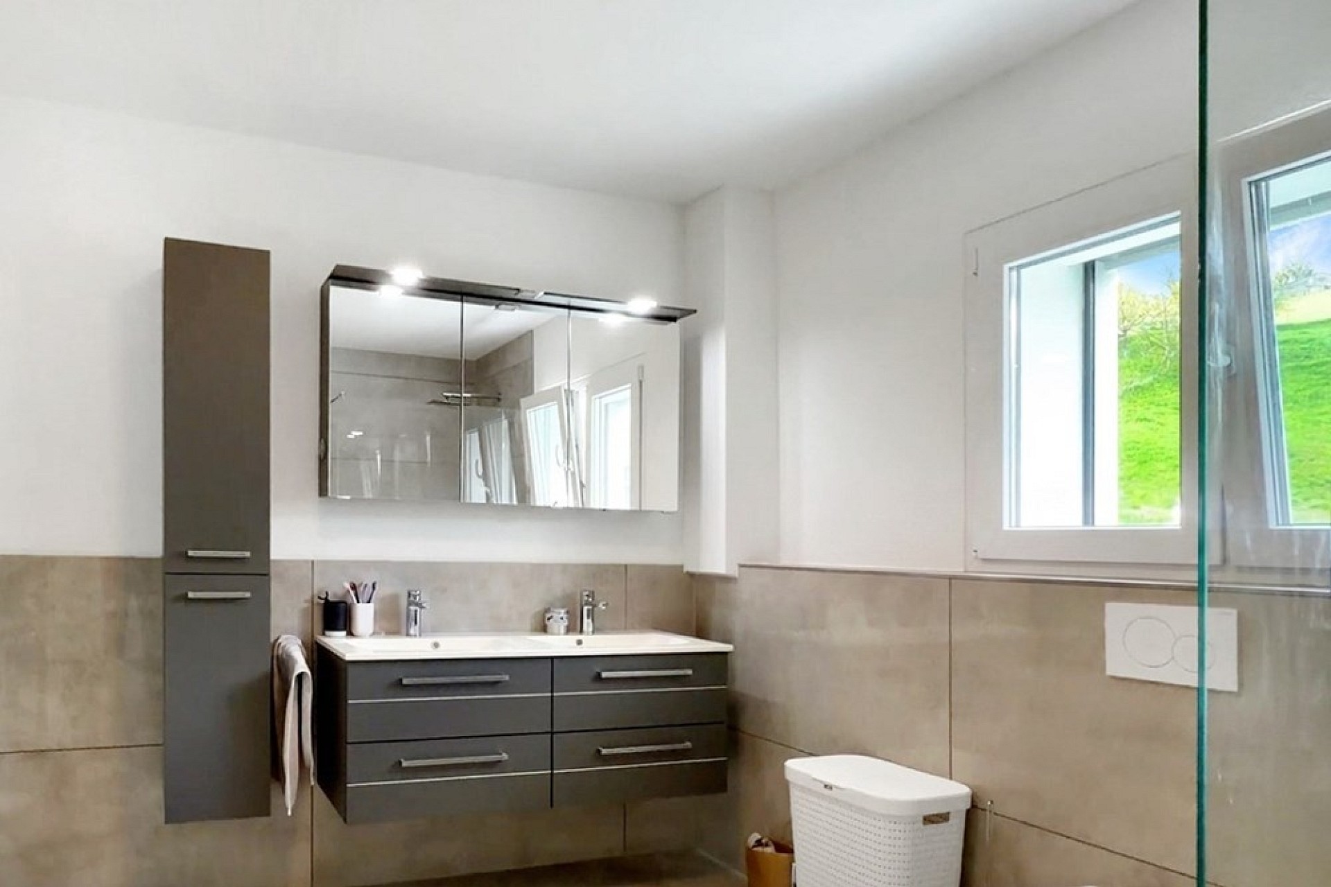 Modernes Badezimmer mit Doppelwaschtisch