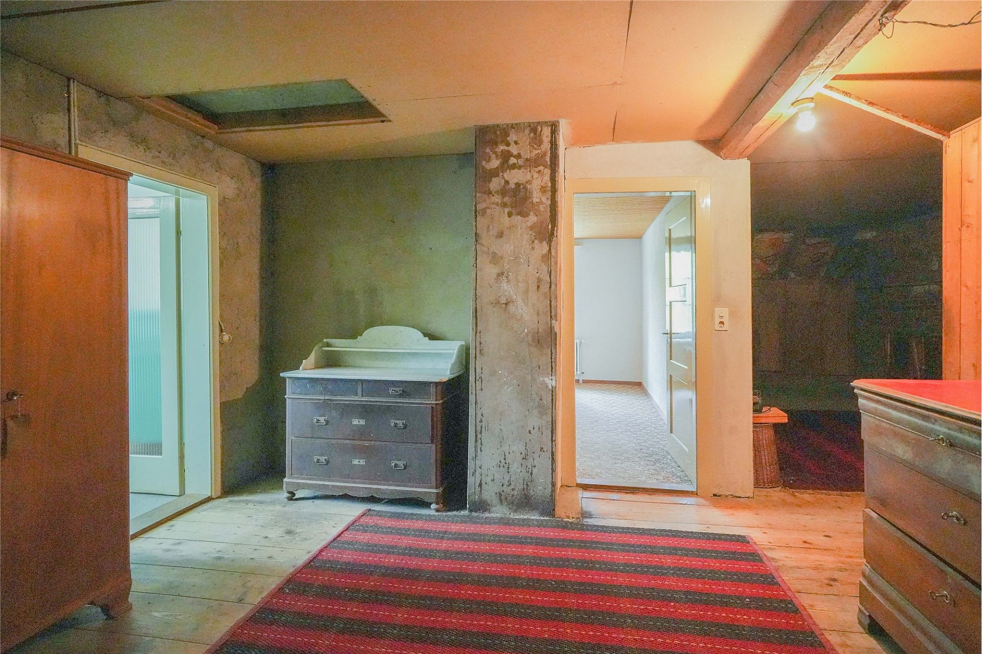 Renovierungsbedürftiger Dachbodenraum mit Möbeln