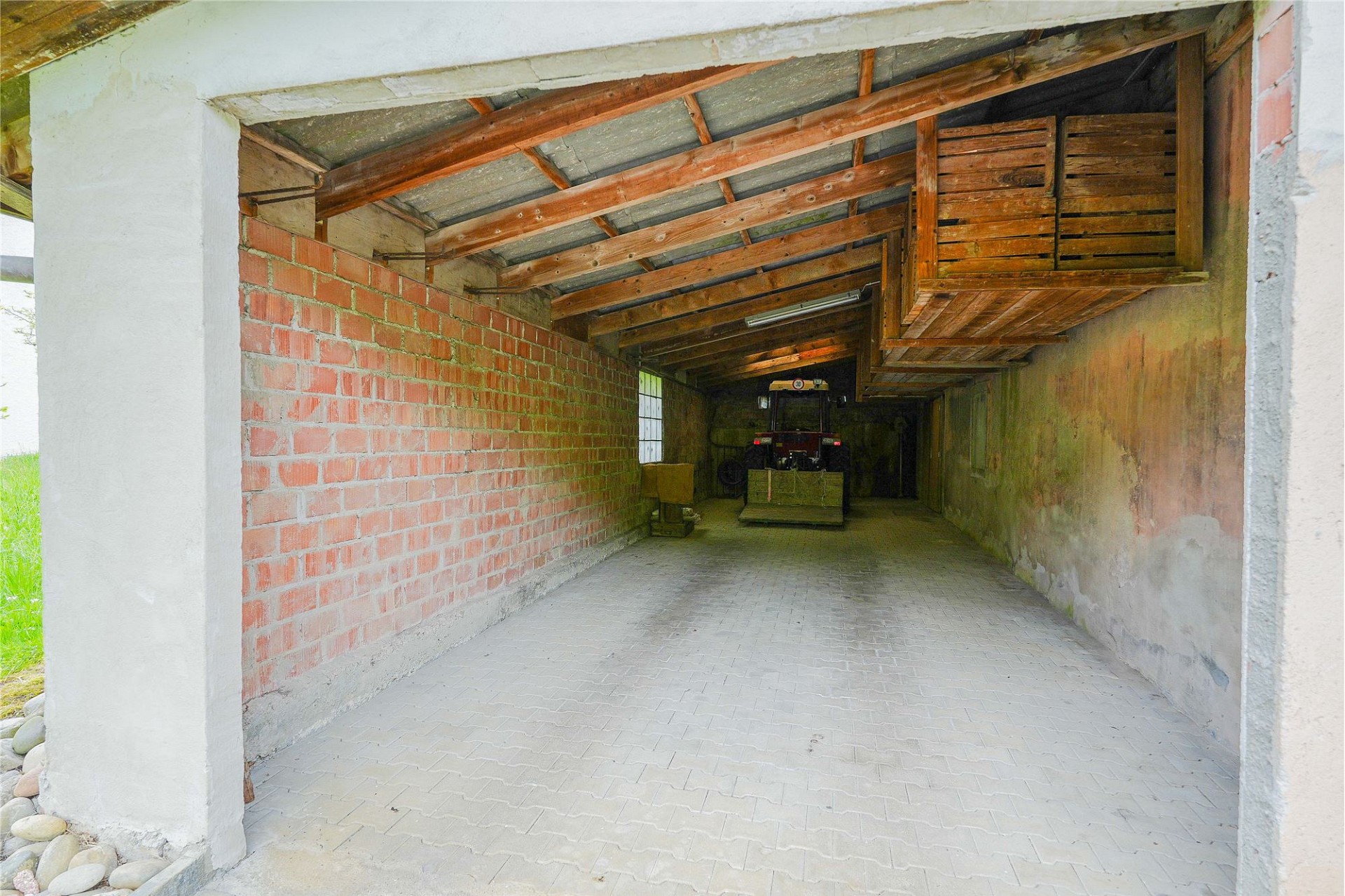 Offene Garage mit provisorischem Dachstuhl
