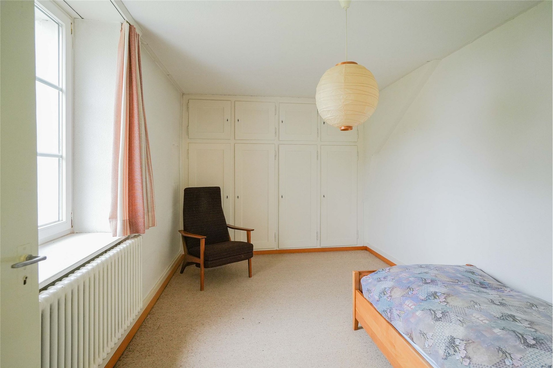 Helles Schlafzimmer mit Dachschräge