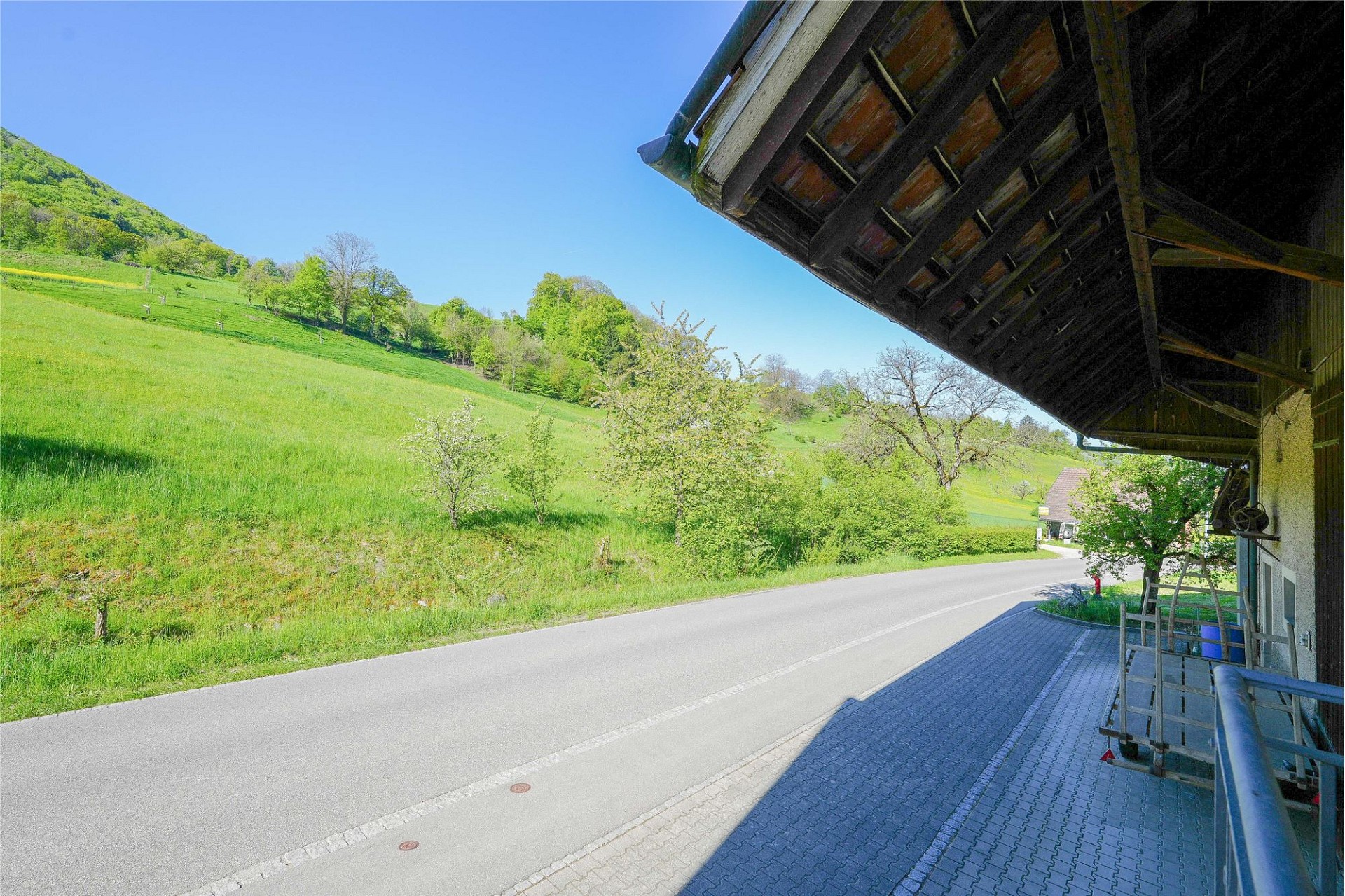 Ländliche Außenansicht mit Straße und Wiesen