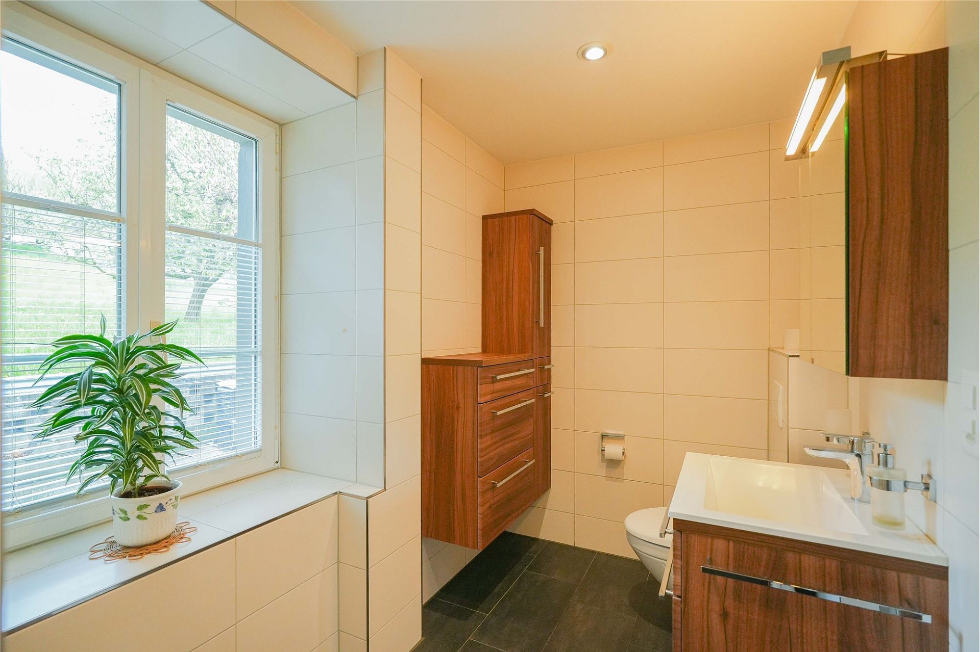 Modernes Badezimmer mit Holzwaschtisch und Fensterbank
