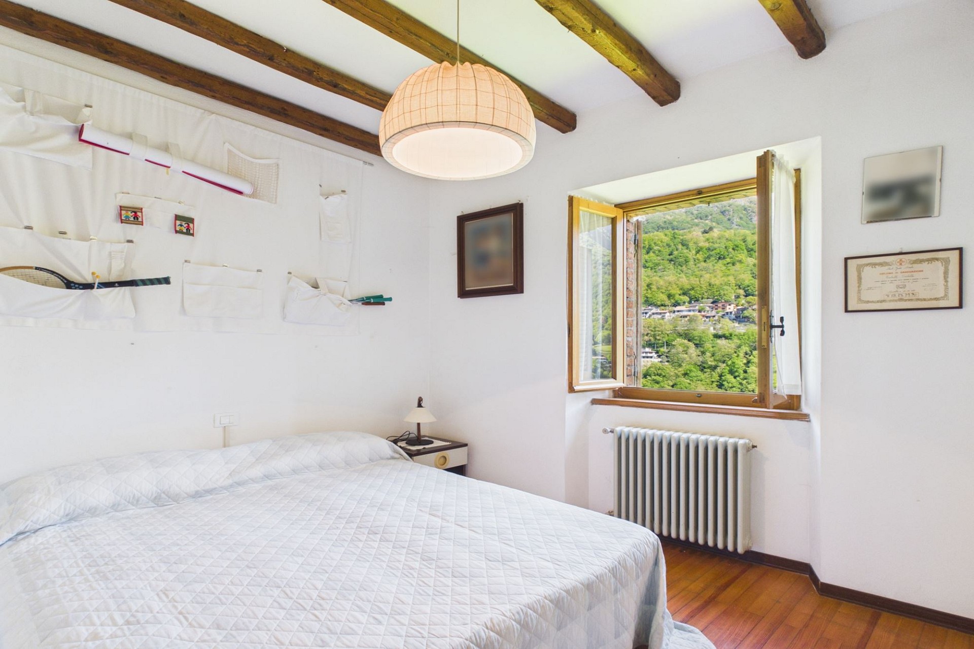 Helles Schlafzimmer mit Blick ins Grüne