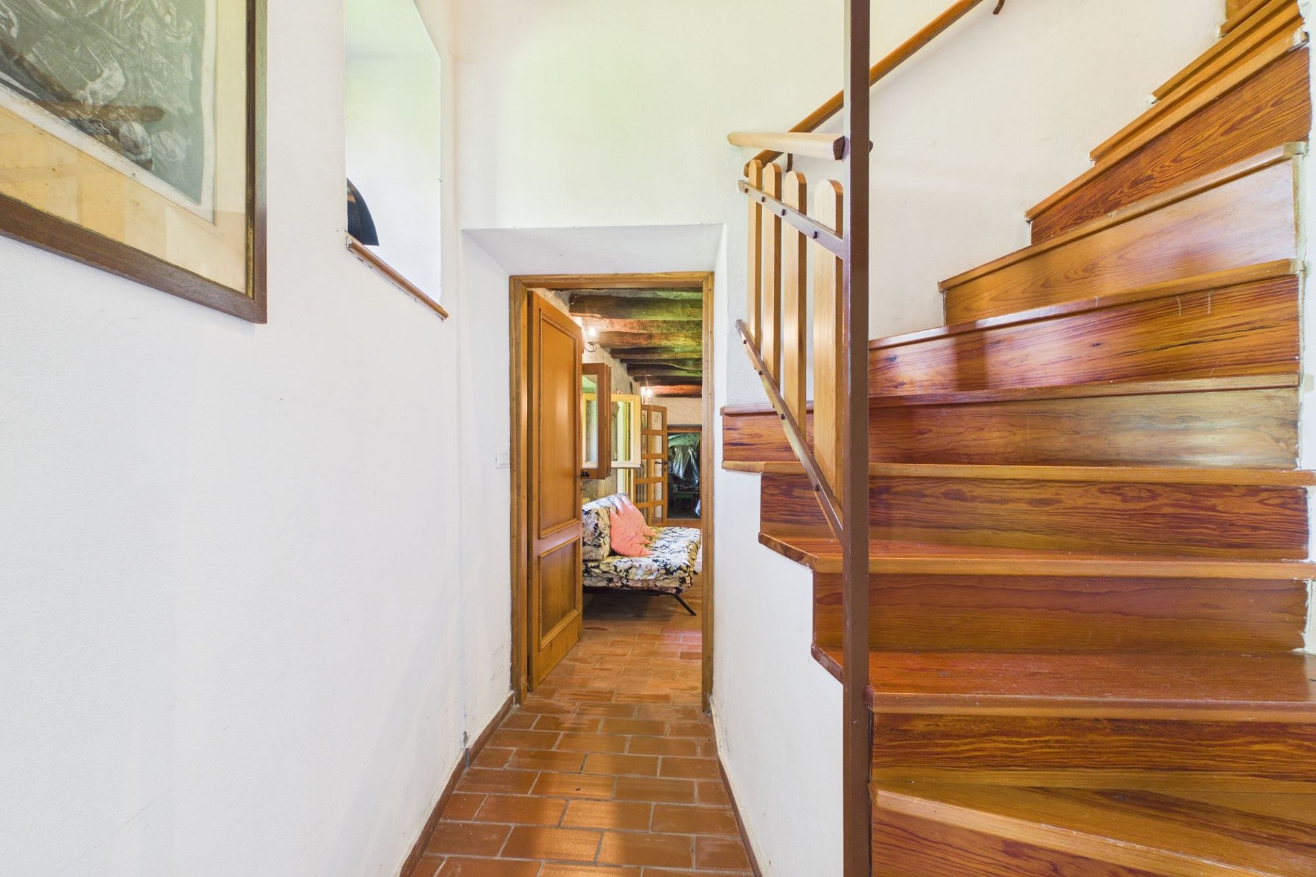 Schmaler Flur mit Treppe