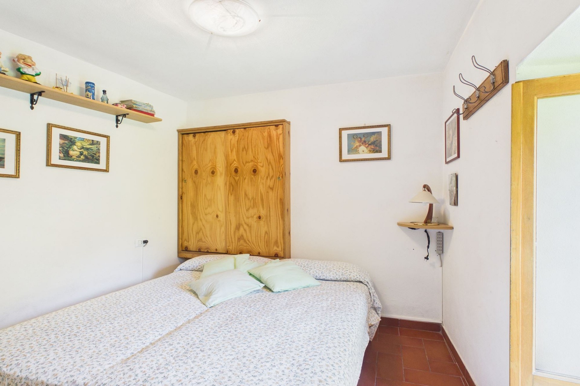 Kleines Schlafzimmer mit einfacher Möblierung