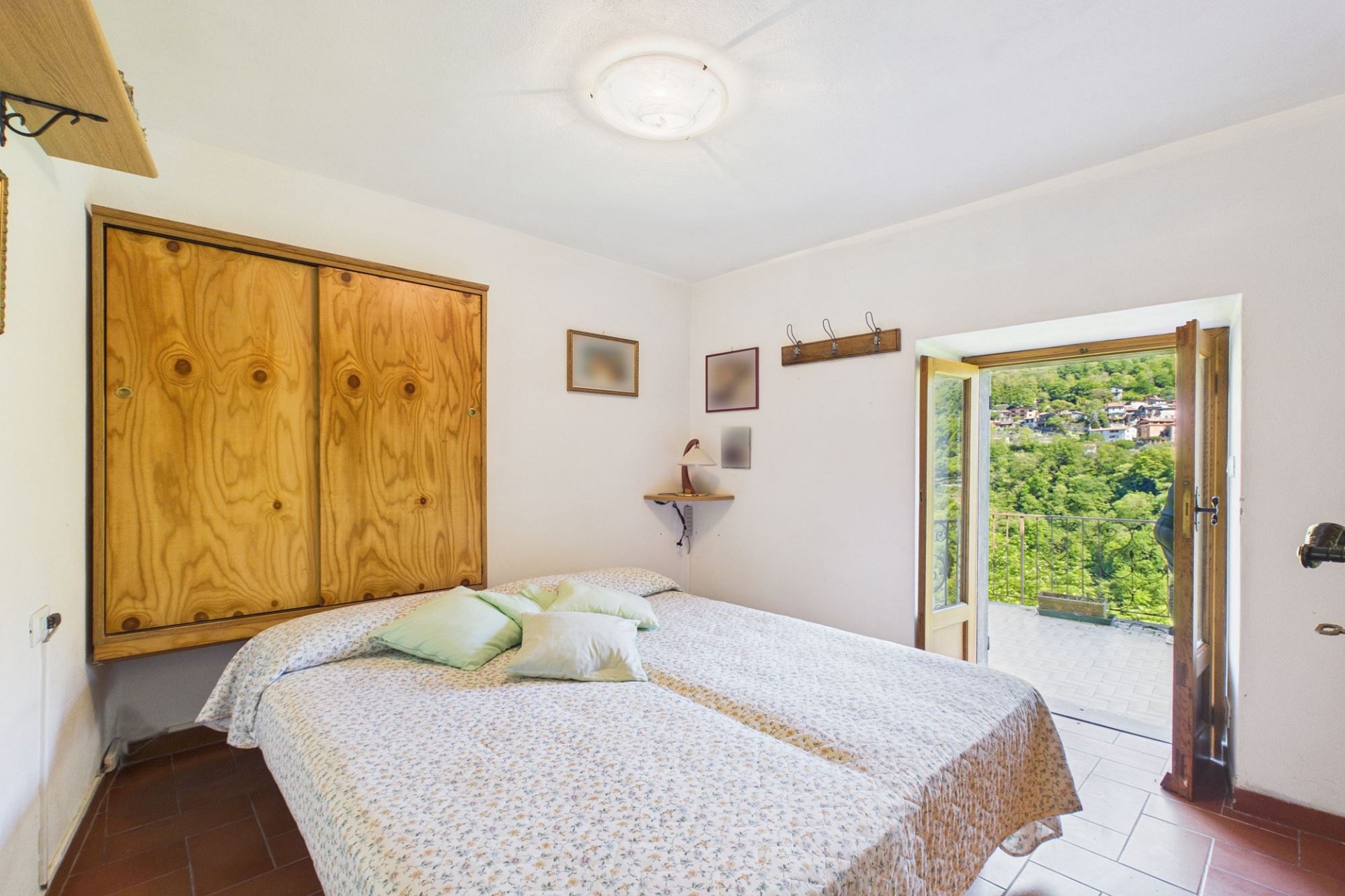 Schlafzimmer mit Blick ins Grüne
