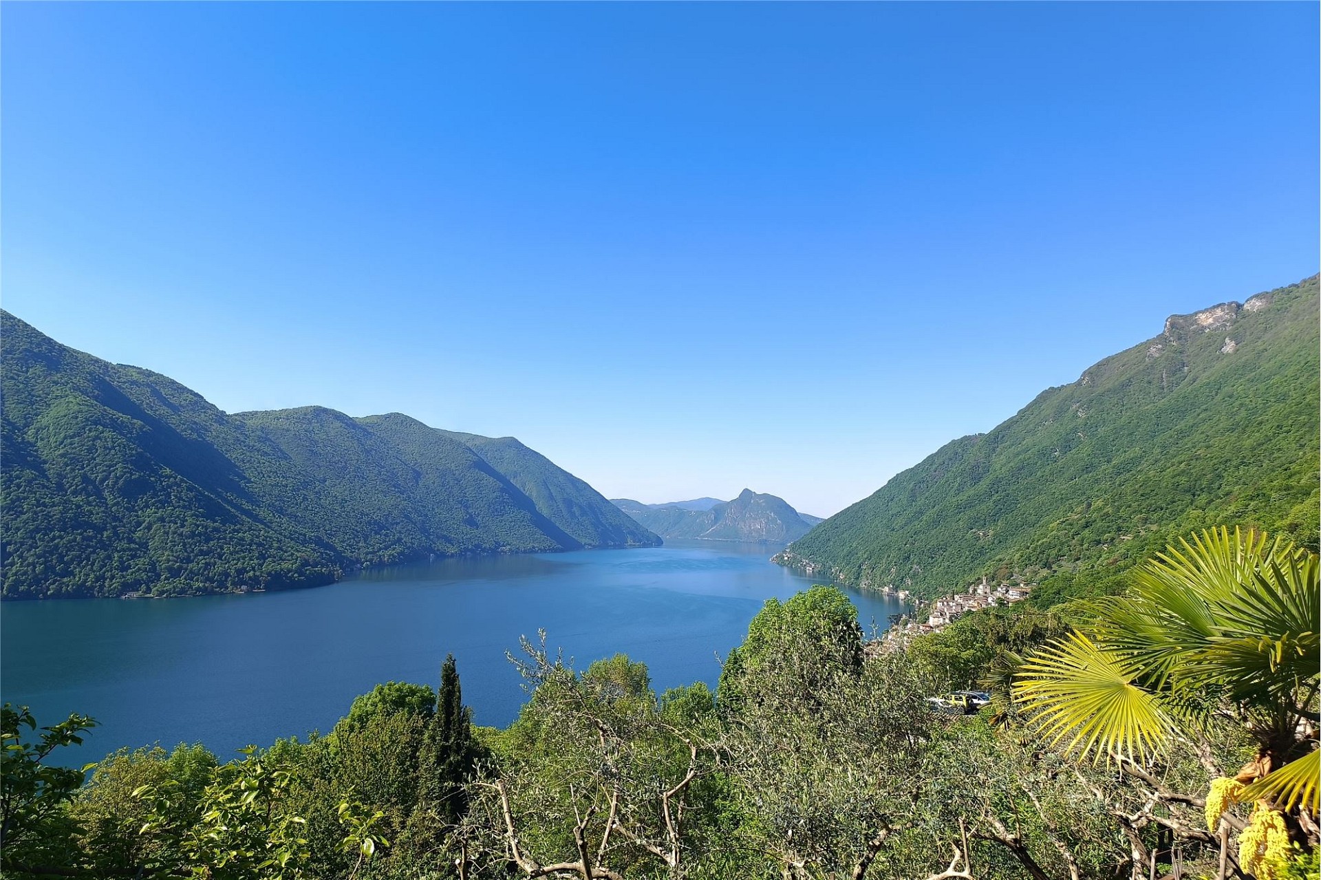 Panoramablick auf See und Berge