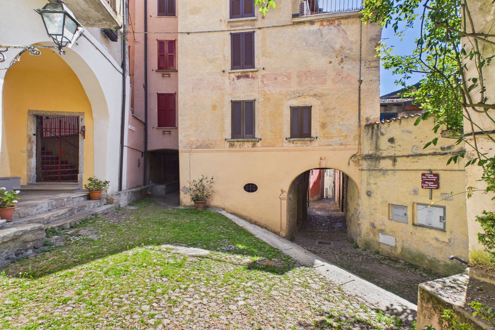 Historischer Innenhof mit Durchgang