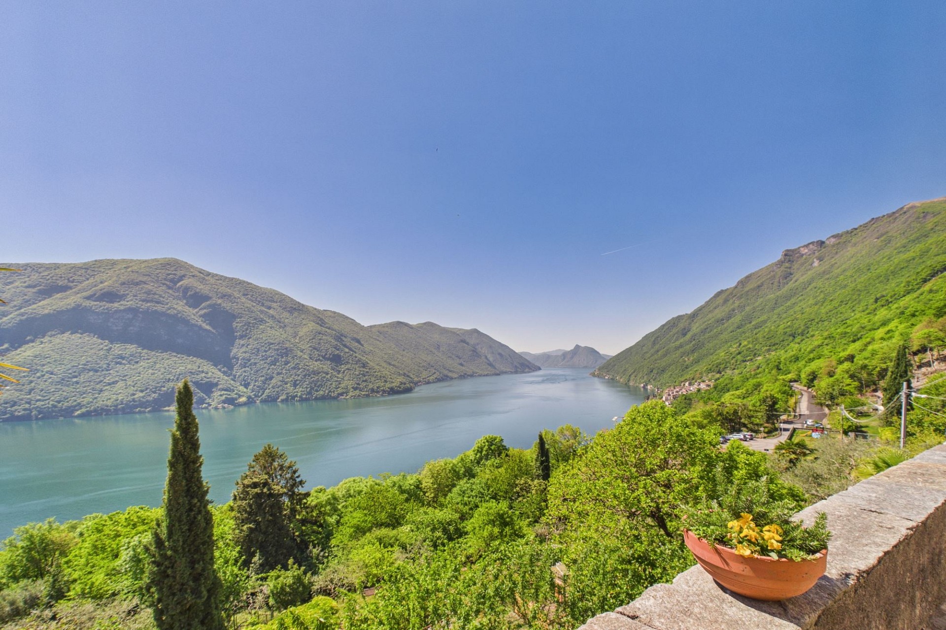 Panoramablick über einen See und bewaldete Berge