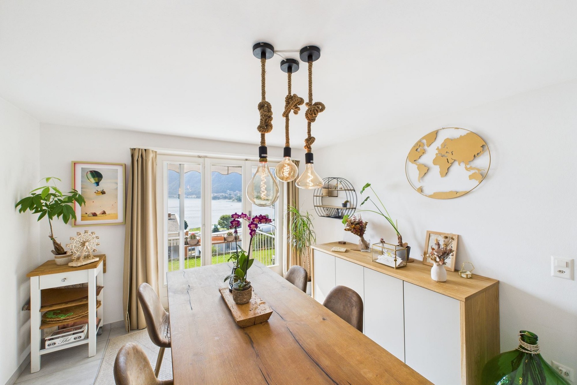 Esszimmer mit Seeblick