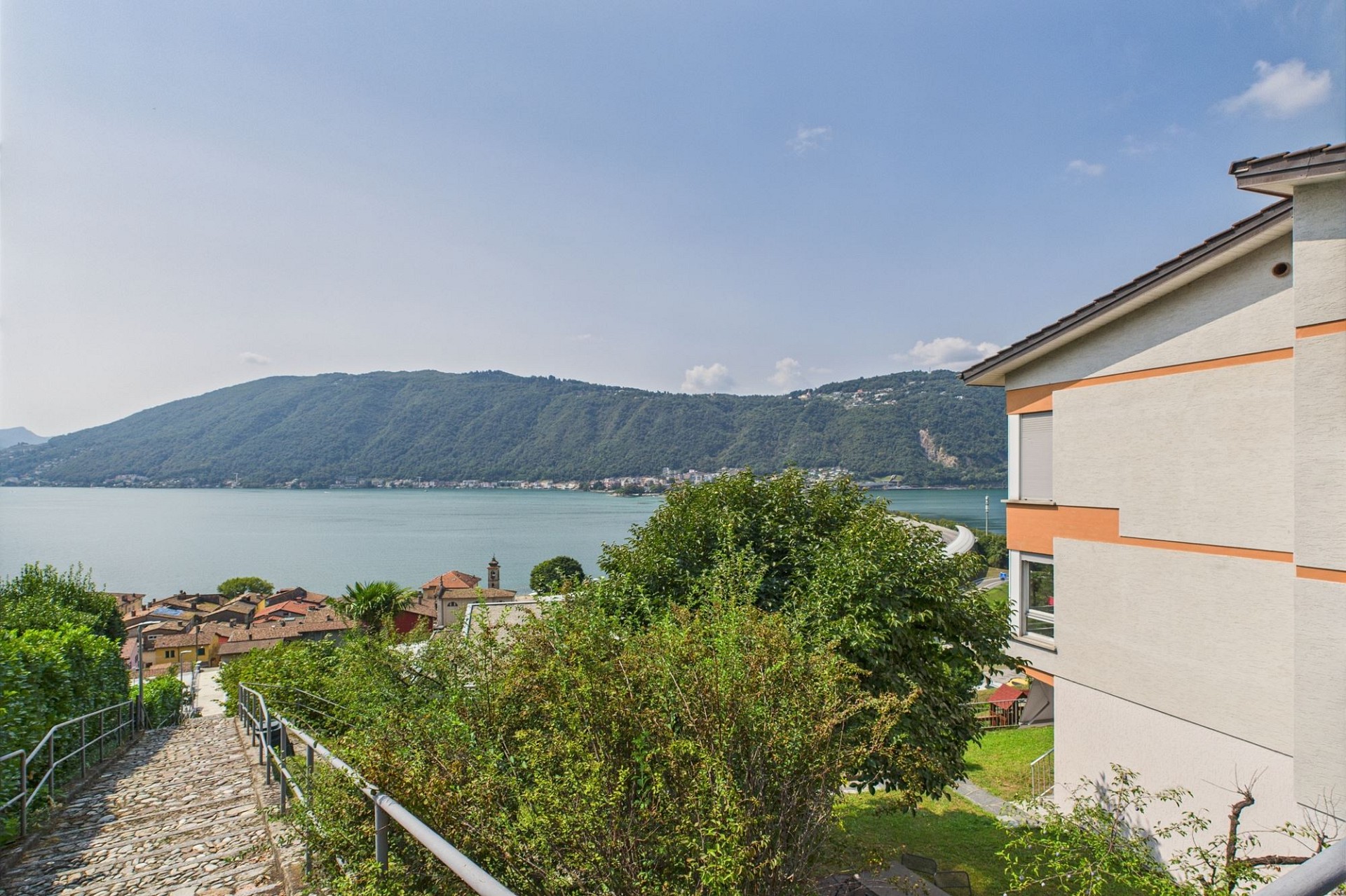 Seeblick mit Wohnhaus am Hang