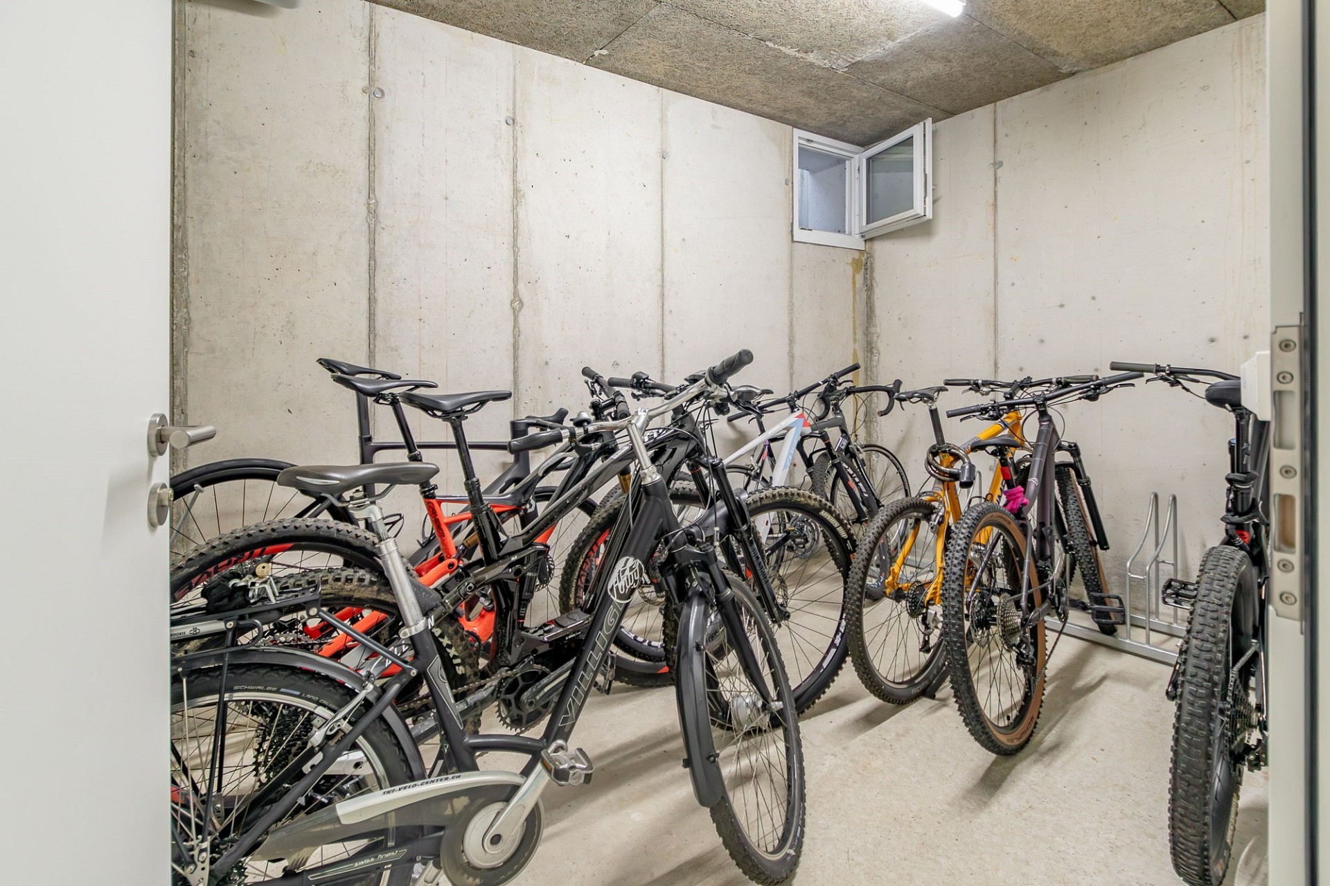 Fahrradabstellraum mit mehreren Fahrrädern