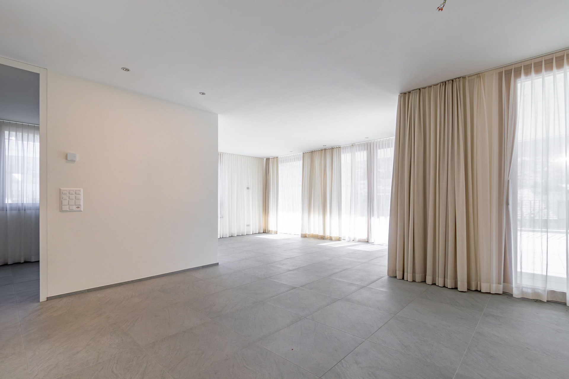 Heller Wohnbereich mit großen Fensterfronten