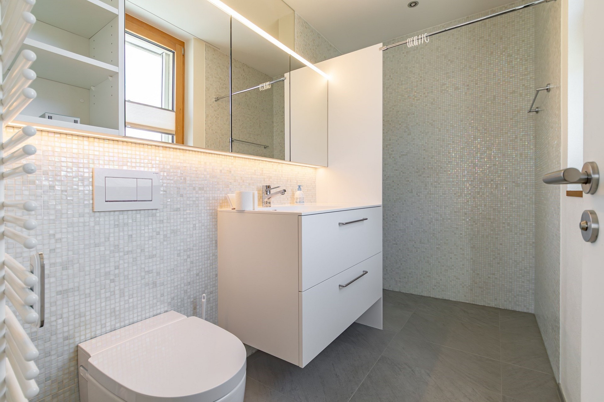 Modernes Badezimmer mit Dusche und Waschtisch