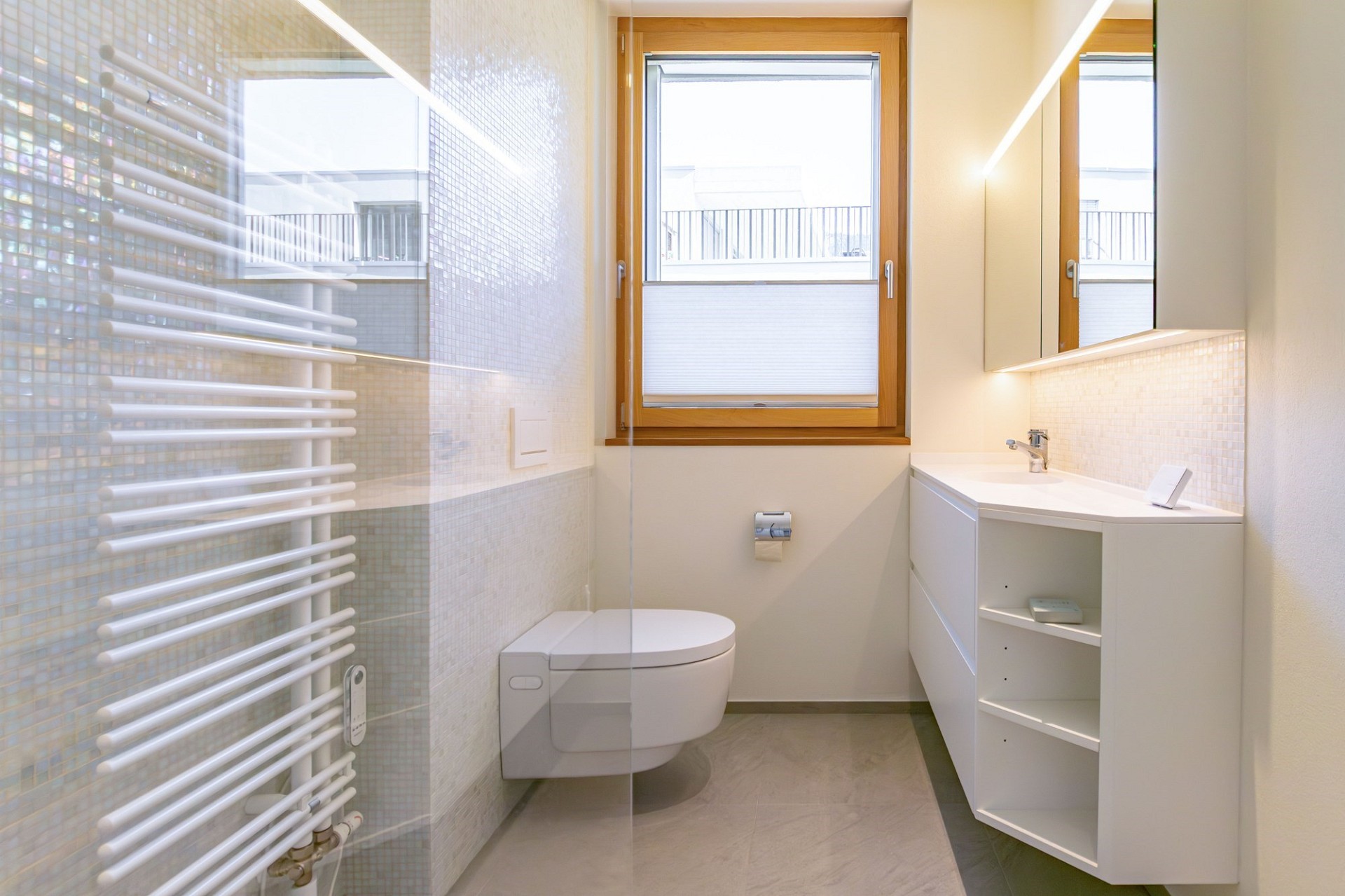 Modernes Bad mit Fenster und WC