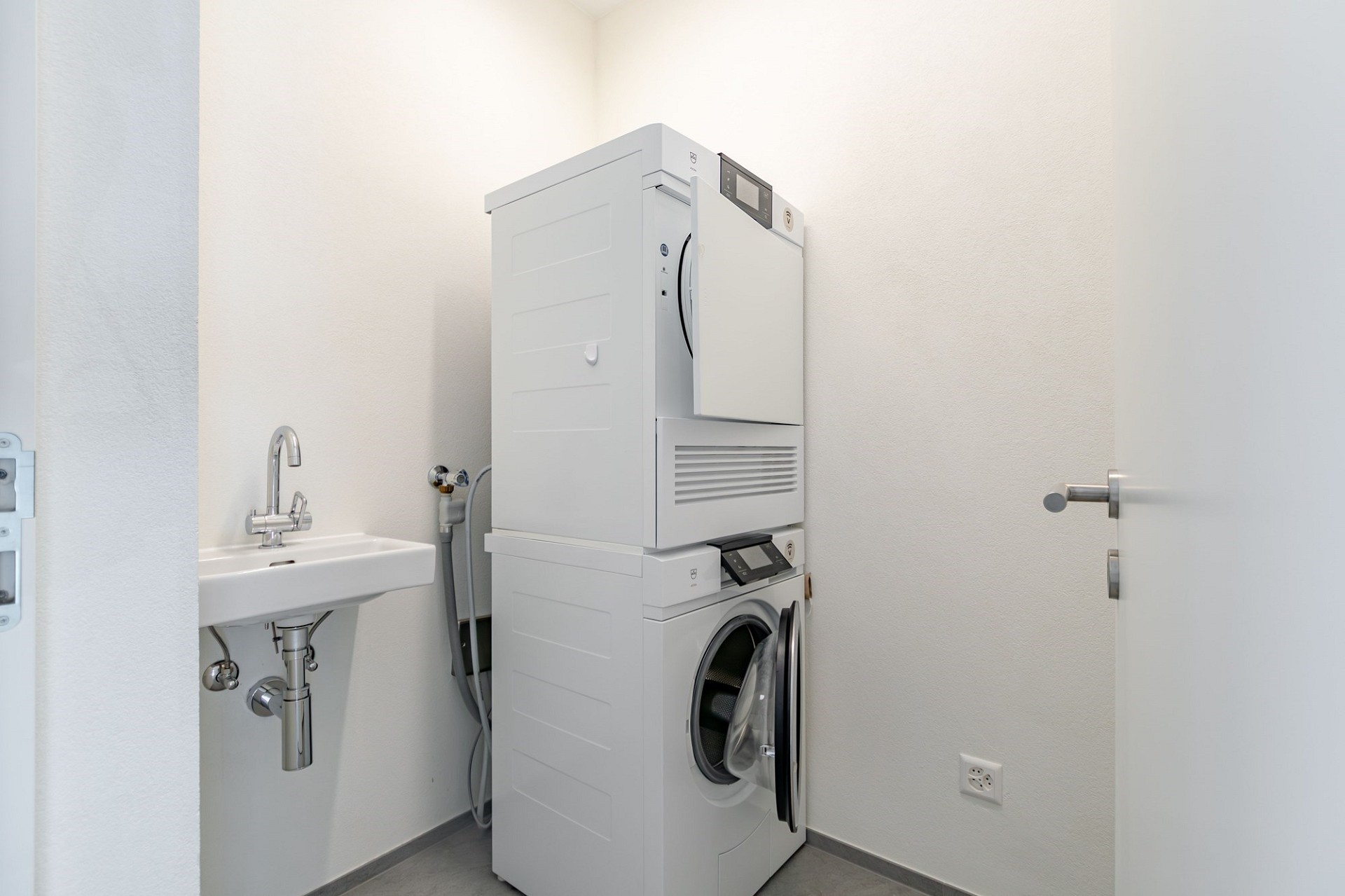 Hauswirtschaftsraum mit Waschgerät und Waschtisch
