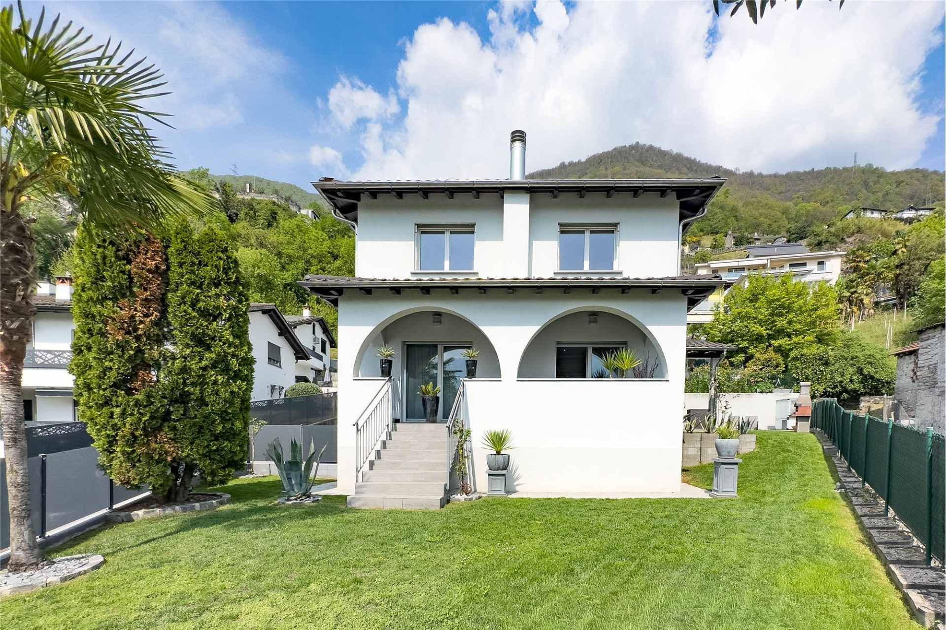 Außenansicht eines gepflegten Hauses mit Garten