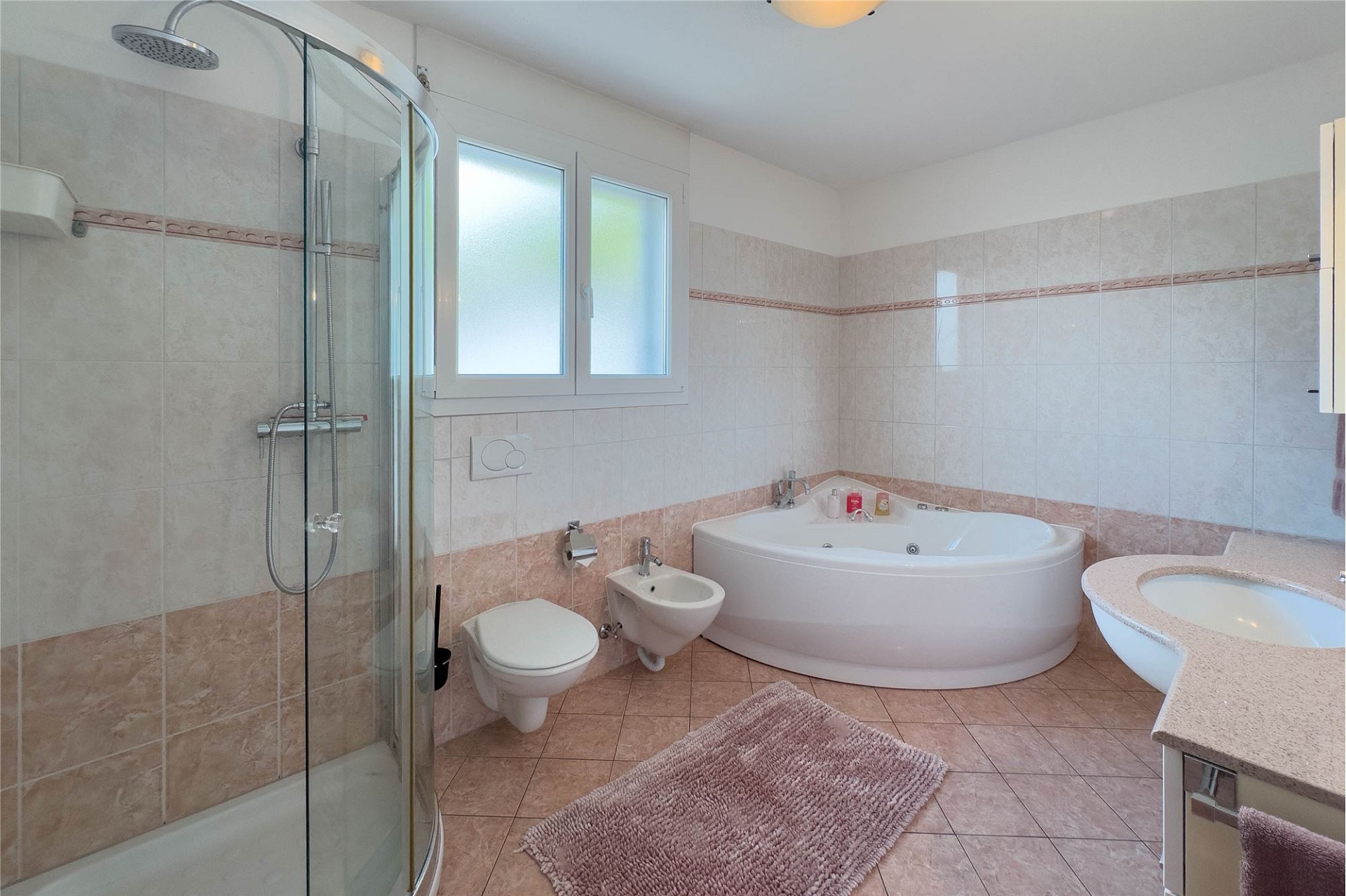 Modernes Badezimmer mit Eckwanne und Glasdusche