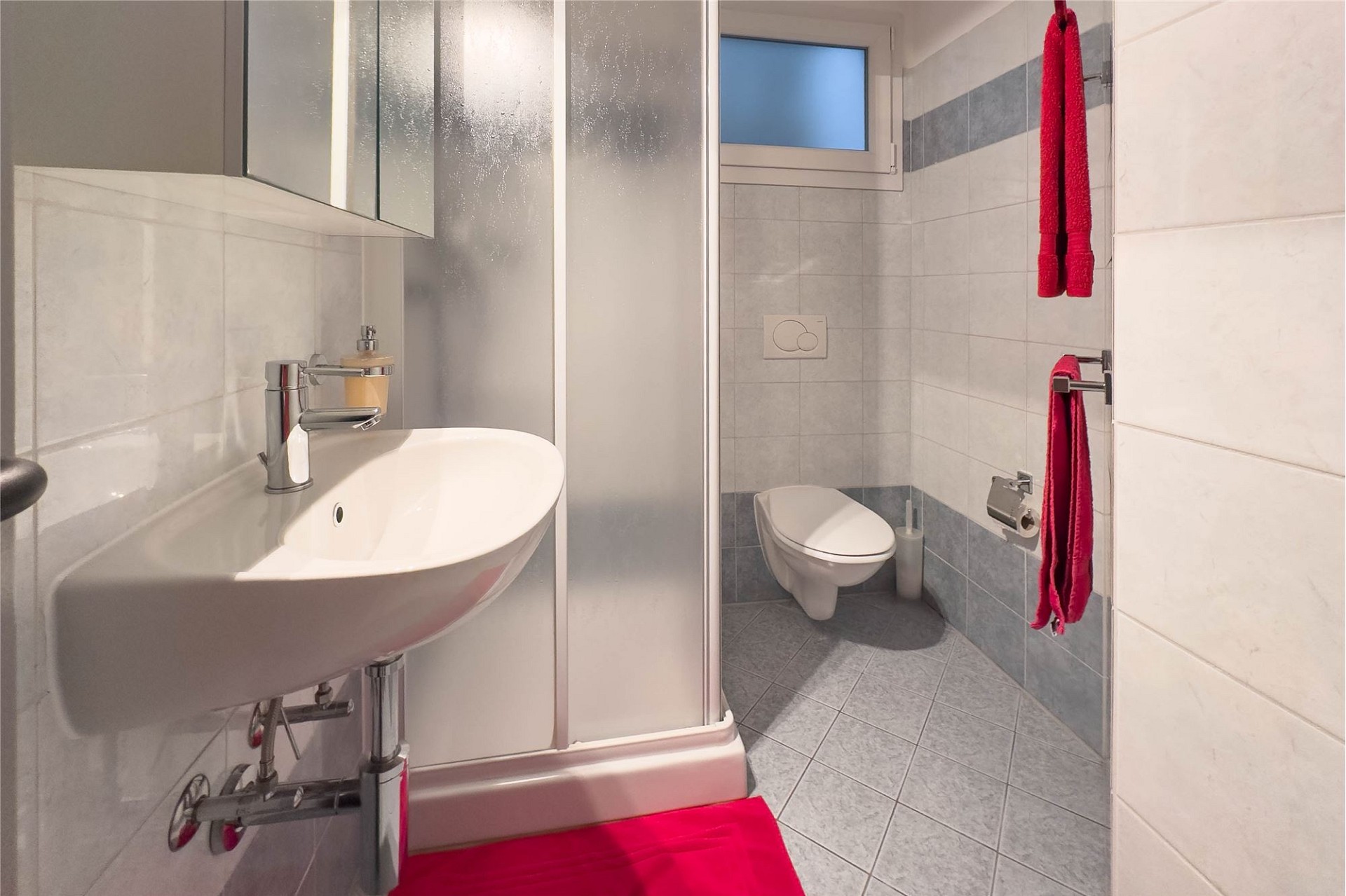 Kleines Badezimmer mit WC und Dusche
