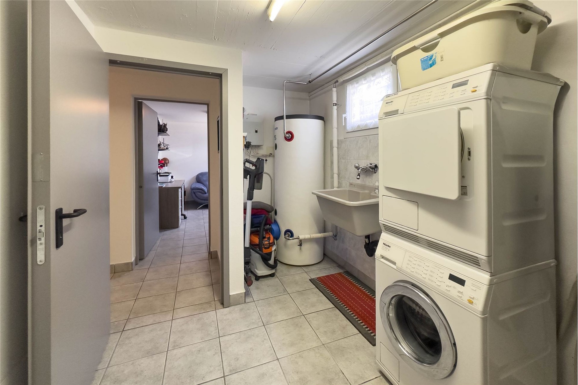 Hauswirtschaftsraum mit Waschmaschine und Trockner