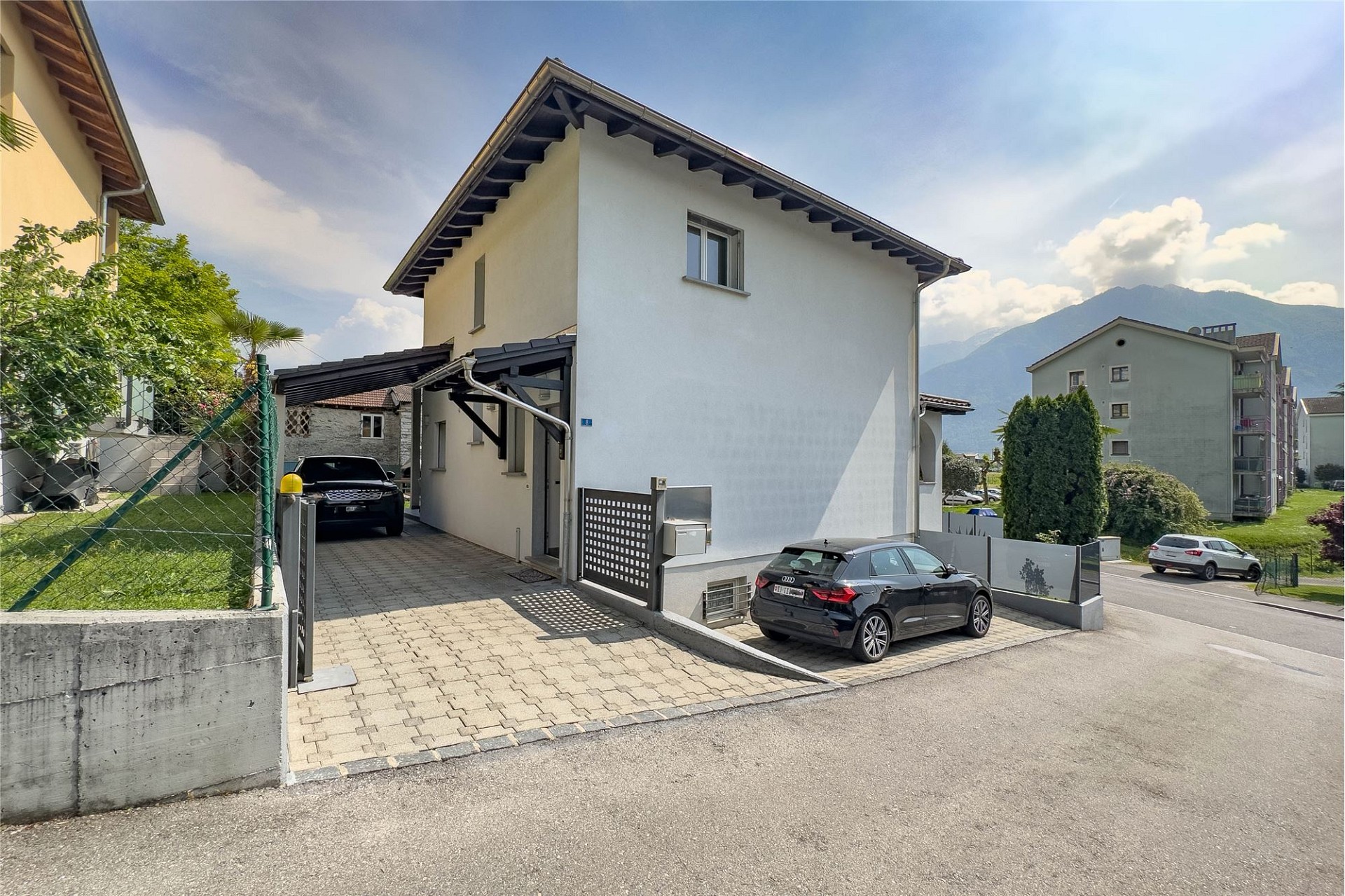 Einfamilienhaus mit Zufahrt und Bergkulisse