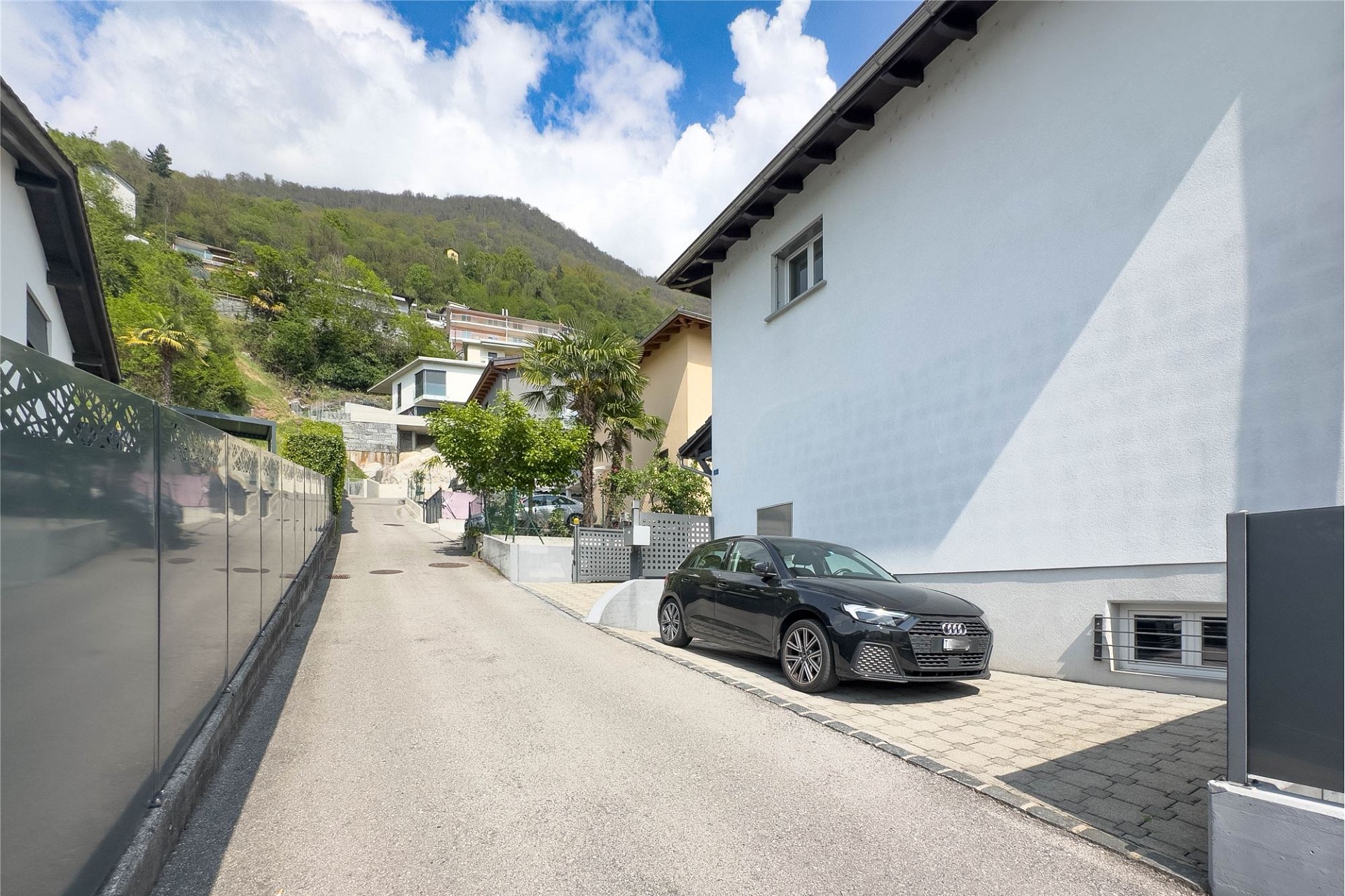 Außenansicht einer Zufahrtsstraße am Hang