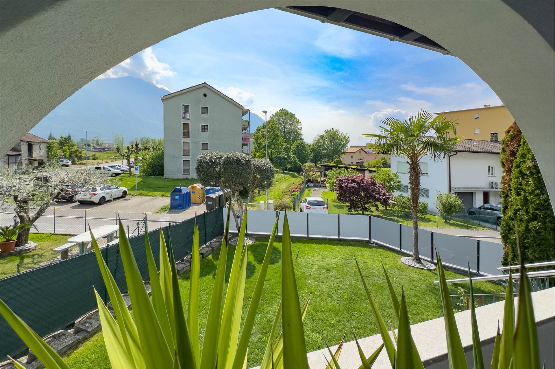 Blick vom Balkon in den Garten und ins Wohnviertel