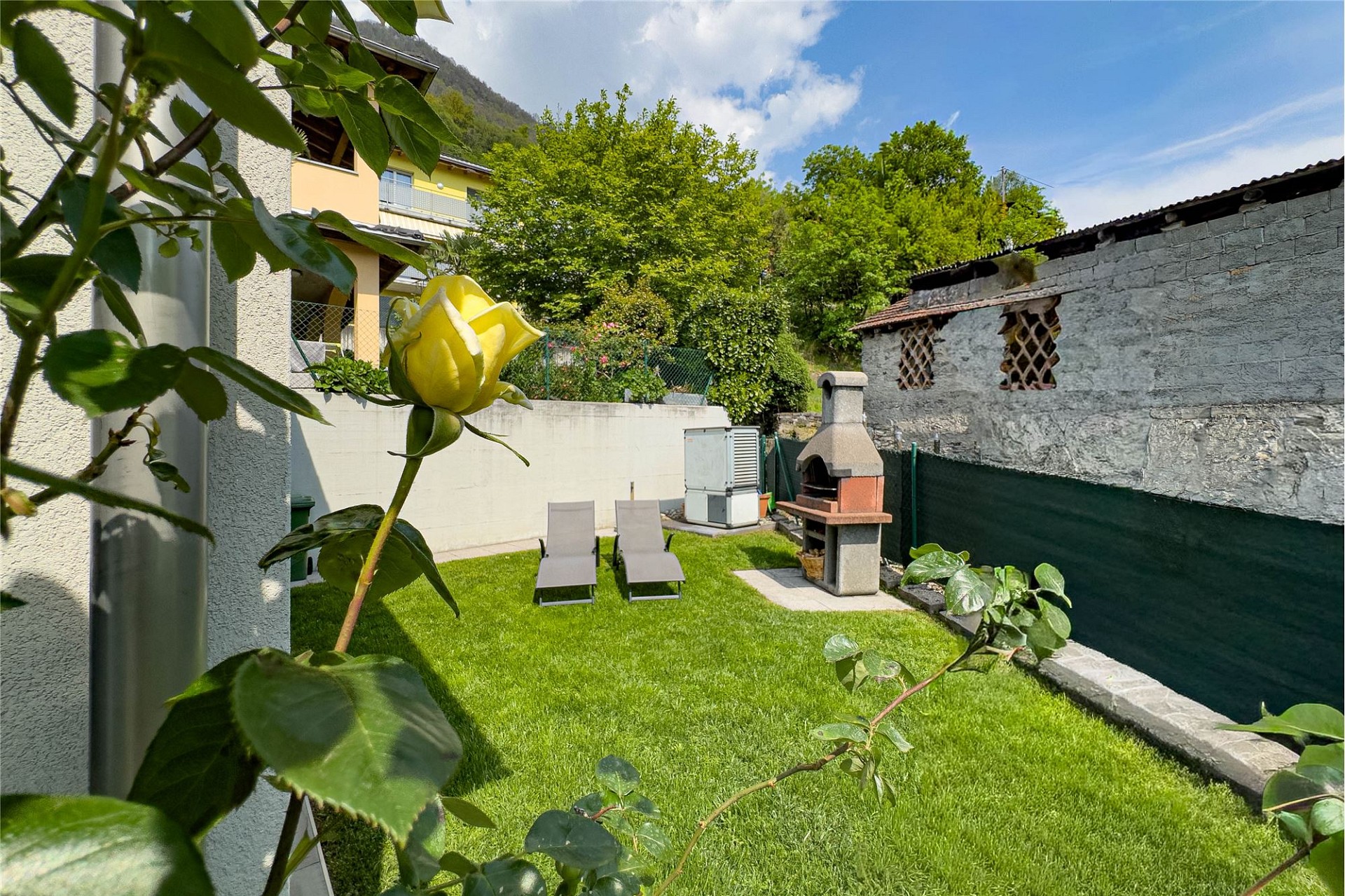 Gepflegter Garten mit Grill und Liegestühlen
