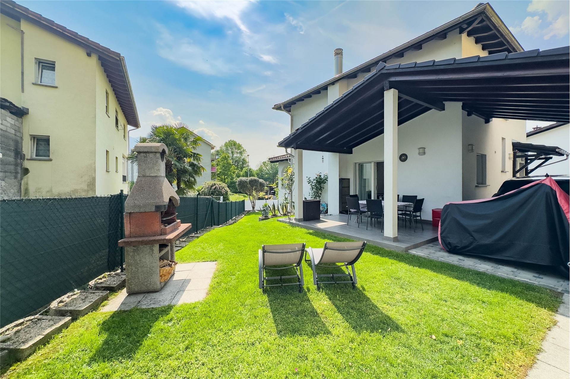 Gepflegter Garten mit Terrasse und Grillbereich