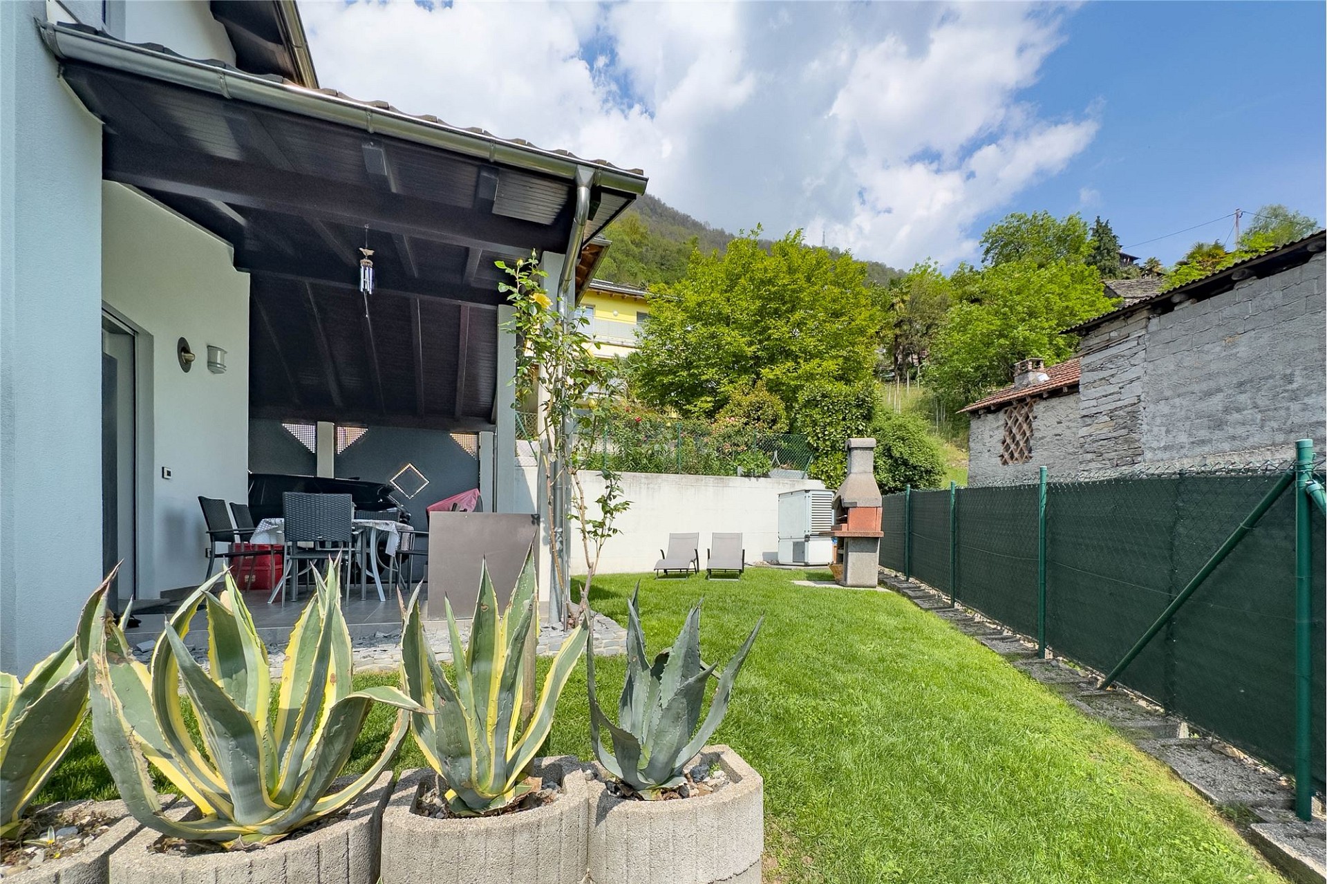 Garten mit überdachter Terrasse