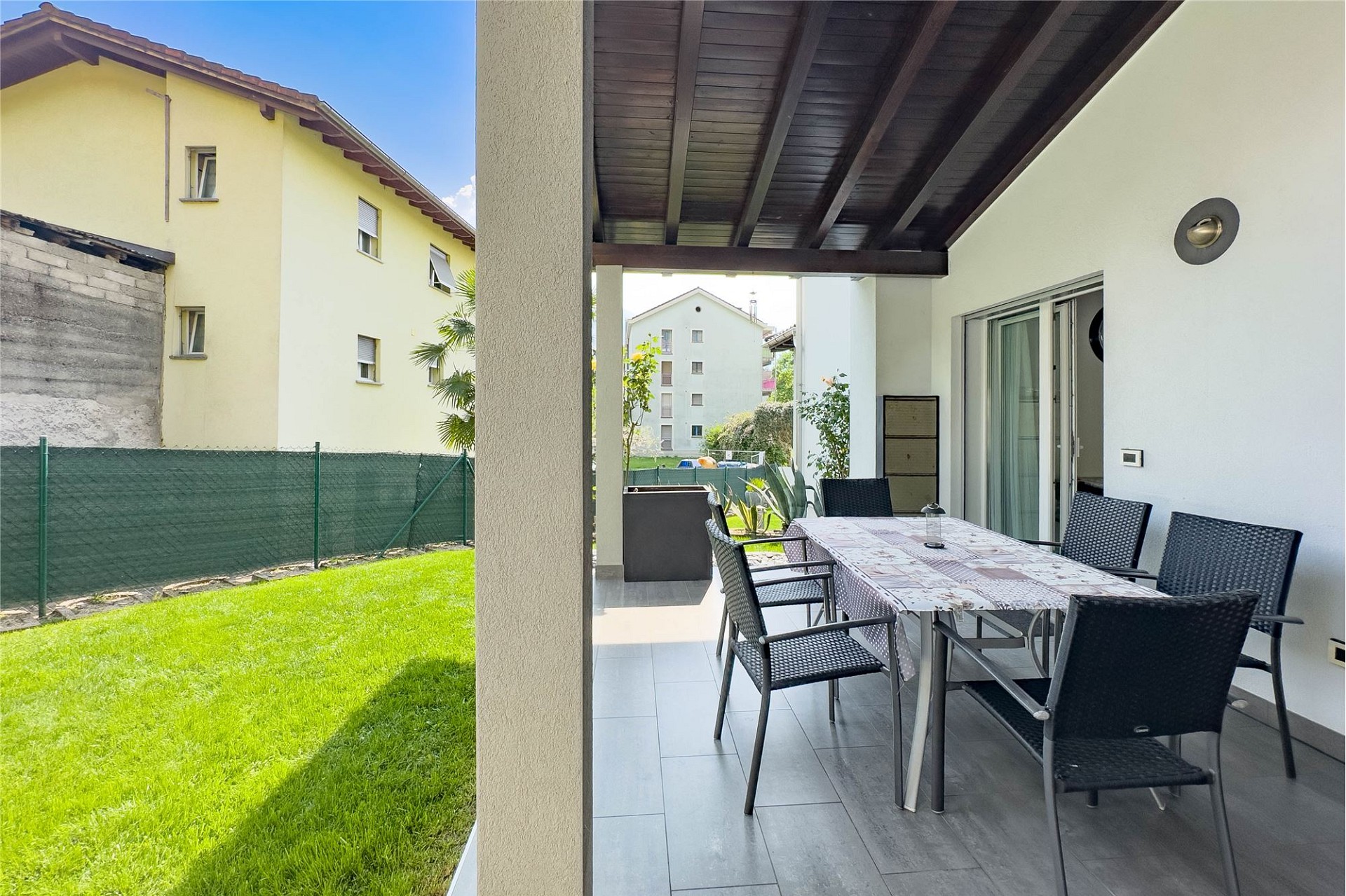 Überdachte Terrasse mit Gartenblick