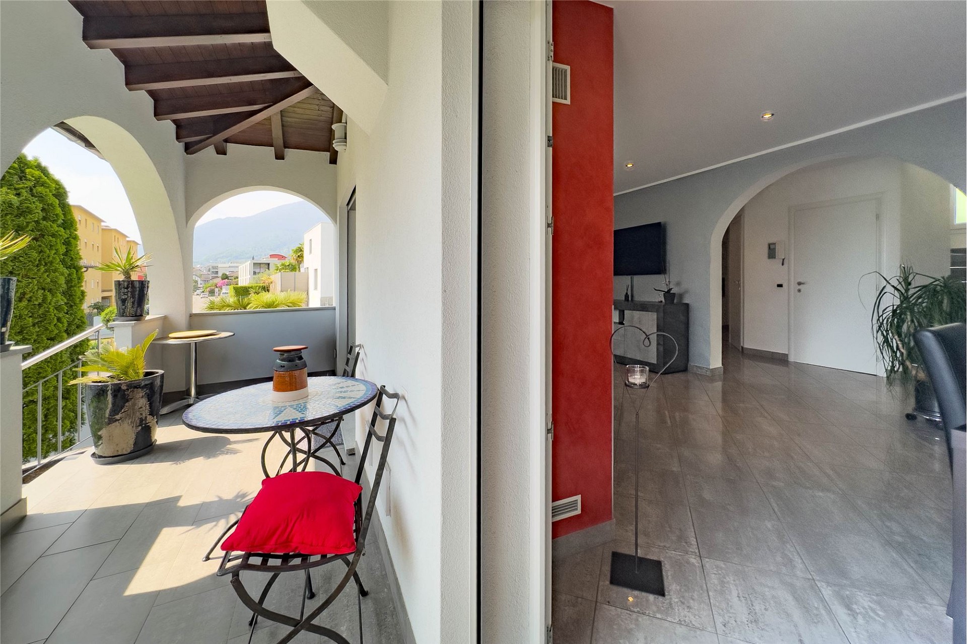 Balkon und Wohnbereich mit Arkaden