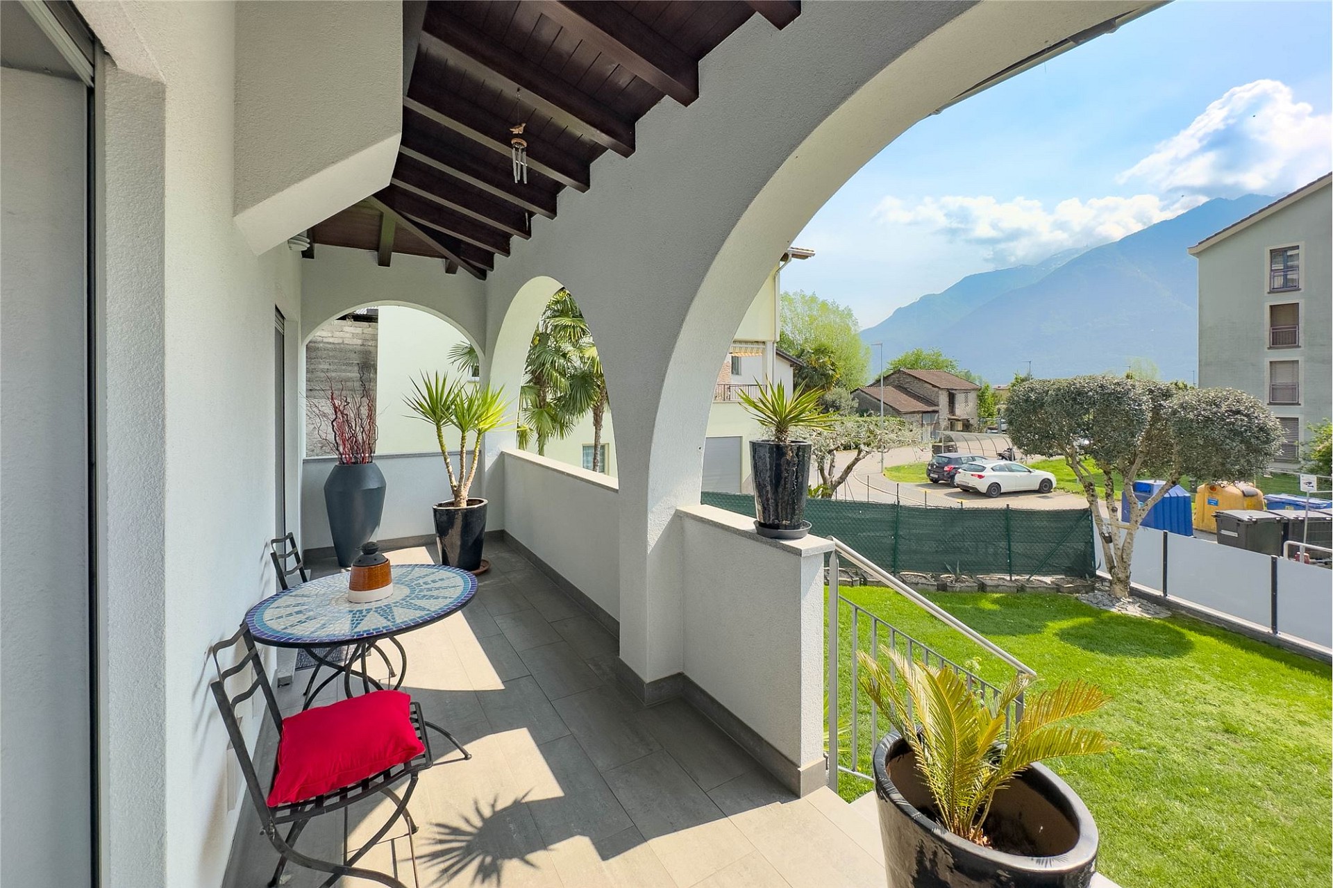 Überdachter Balkon mit Bergblick