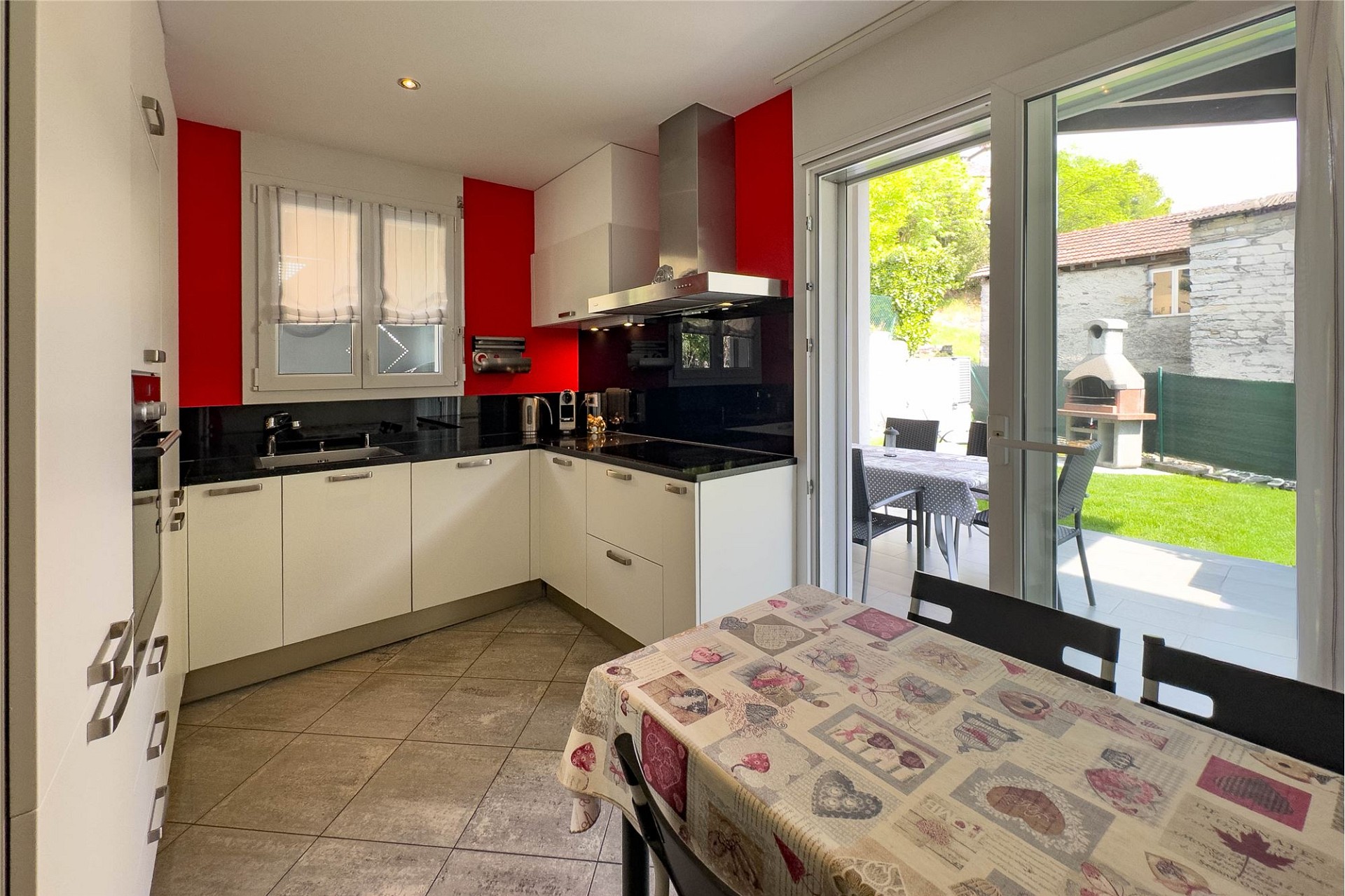 Moderne Küche mit Terrassenzugang