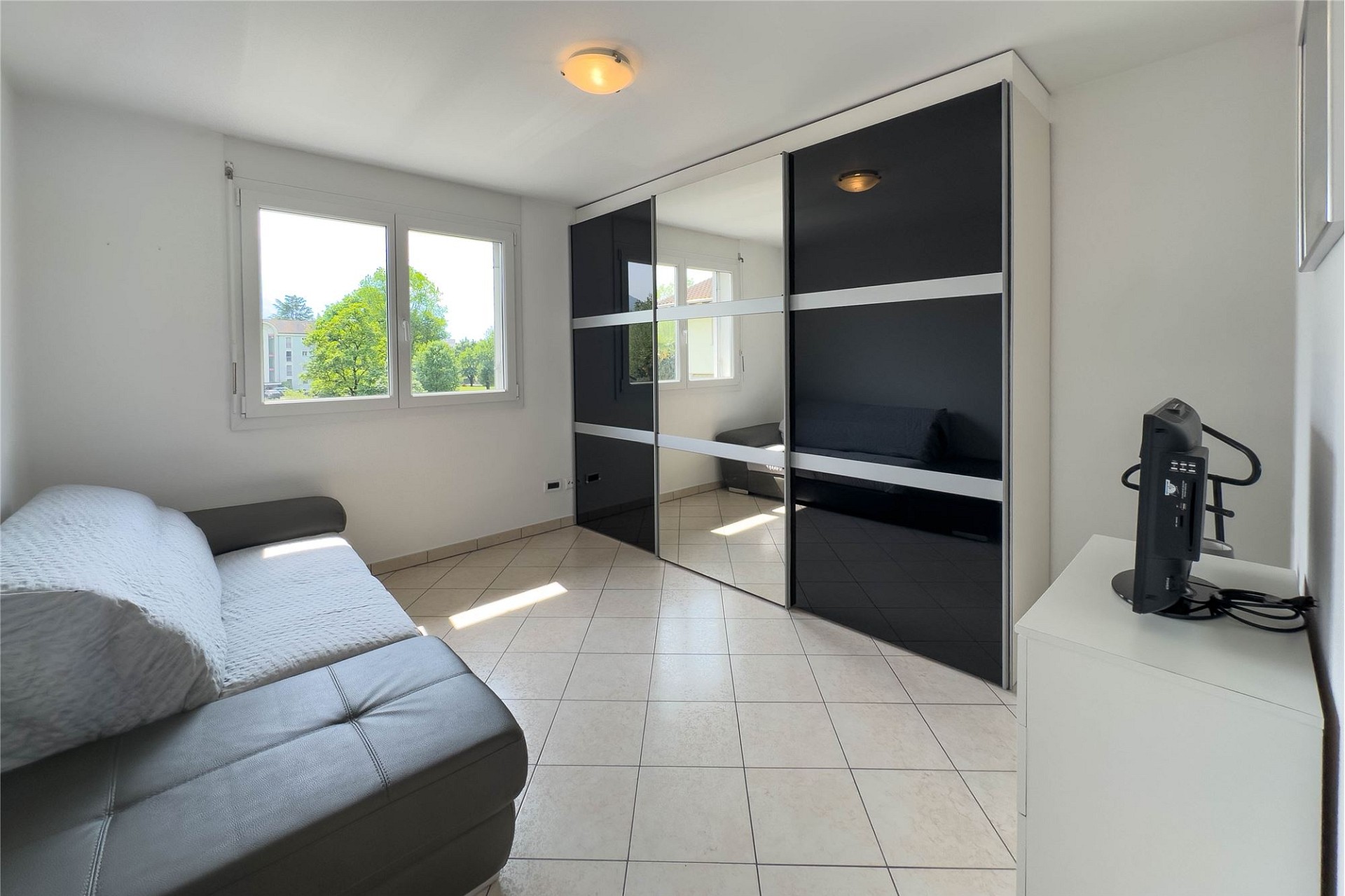 Helles Schlafzimmer mit Kleiderschrank