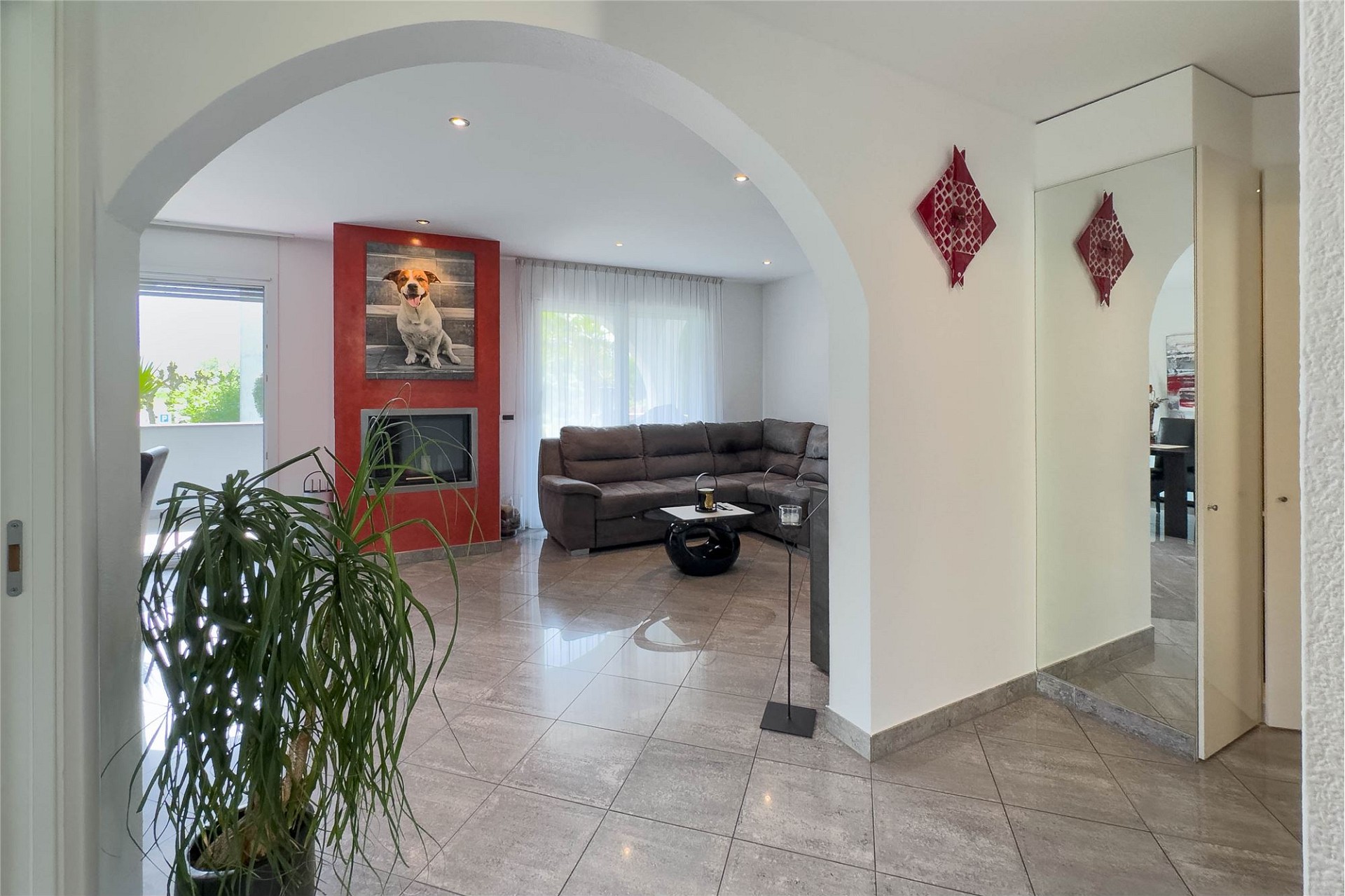 Heller Wohnbereich mit Kamin und Sofaecke