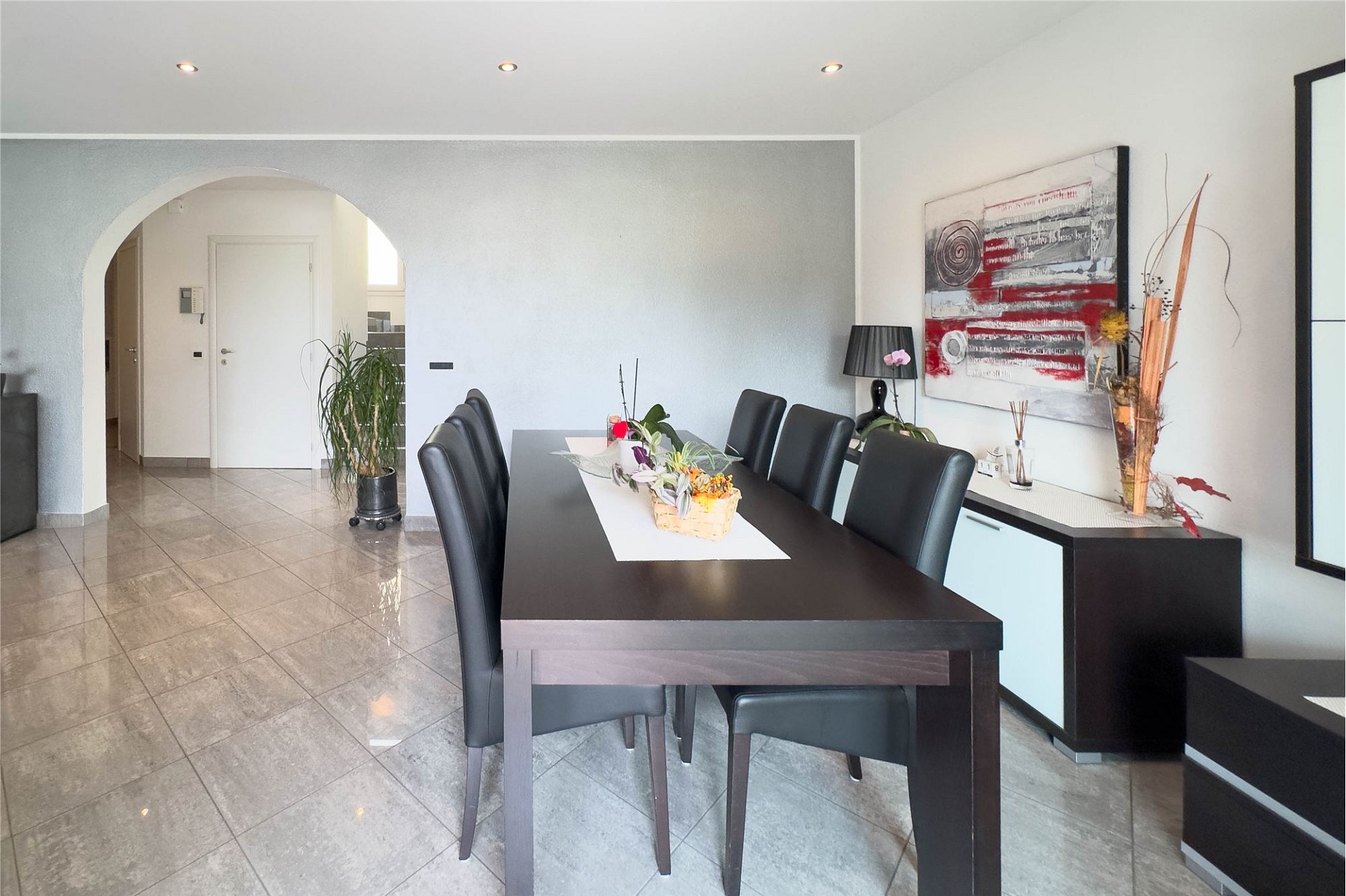 Modernes Esszimmer mit dunklen Möbeln