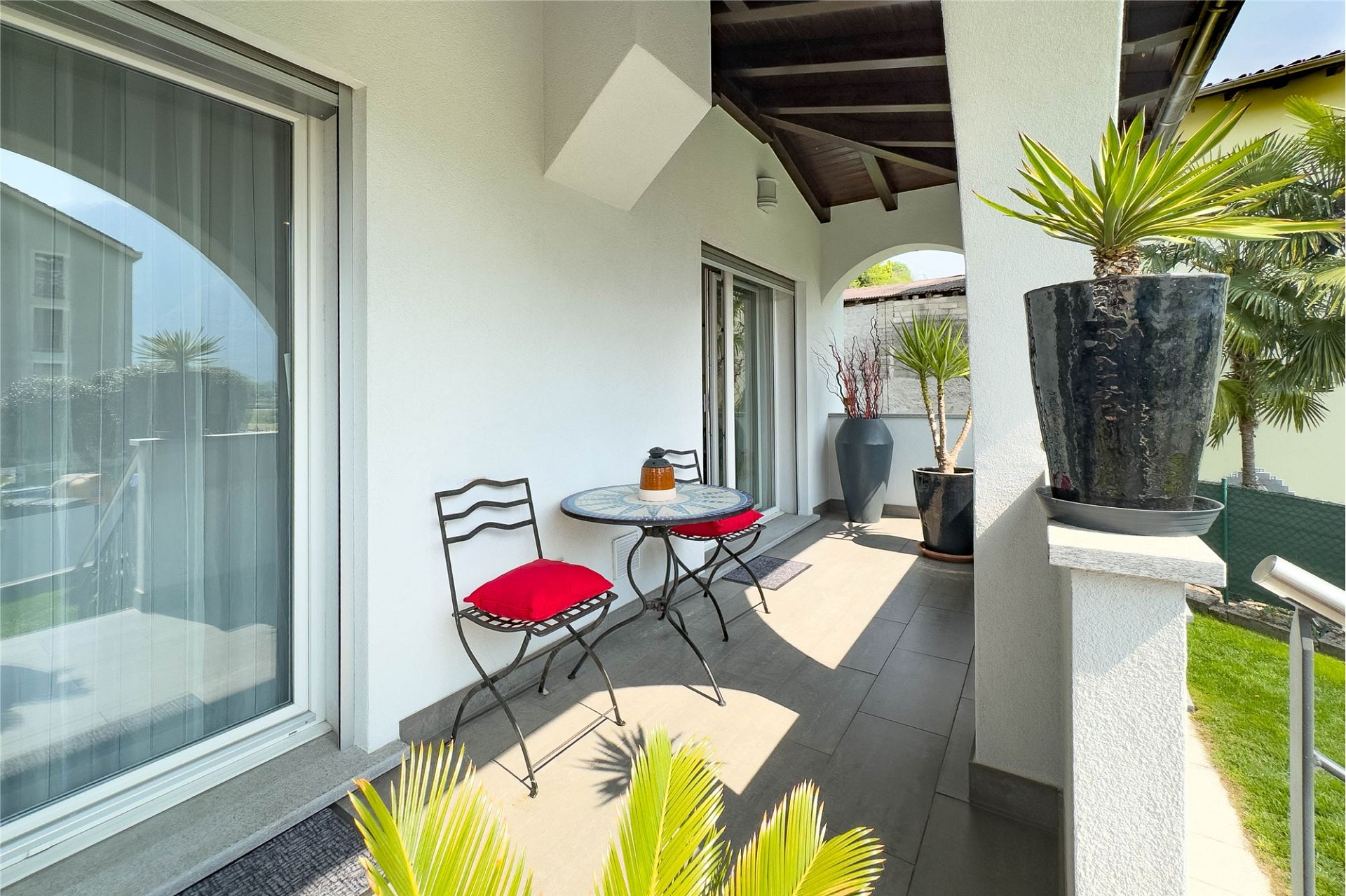 Balkon mit Sitzgruppe und Pflanzen