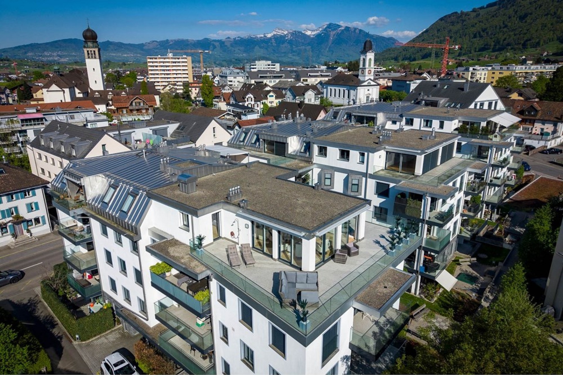 Luftaufnahme eines modernen Wohnquartiers