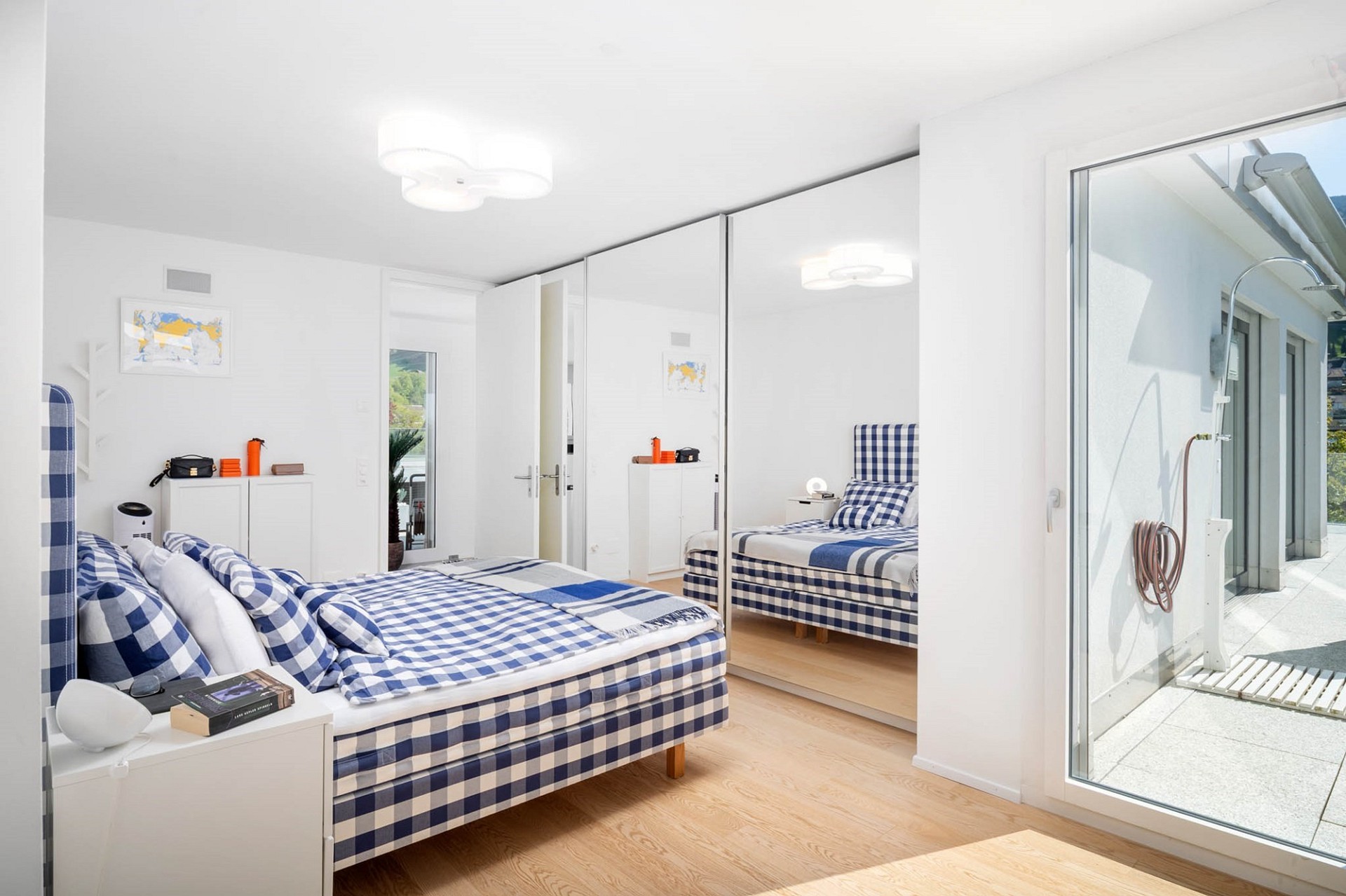 Helles Schlafzimmer mit blau-weißem Karo-Look