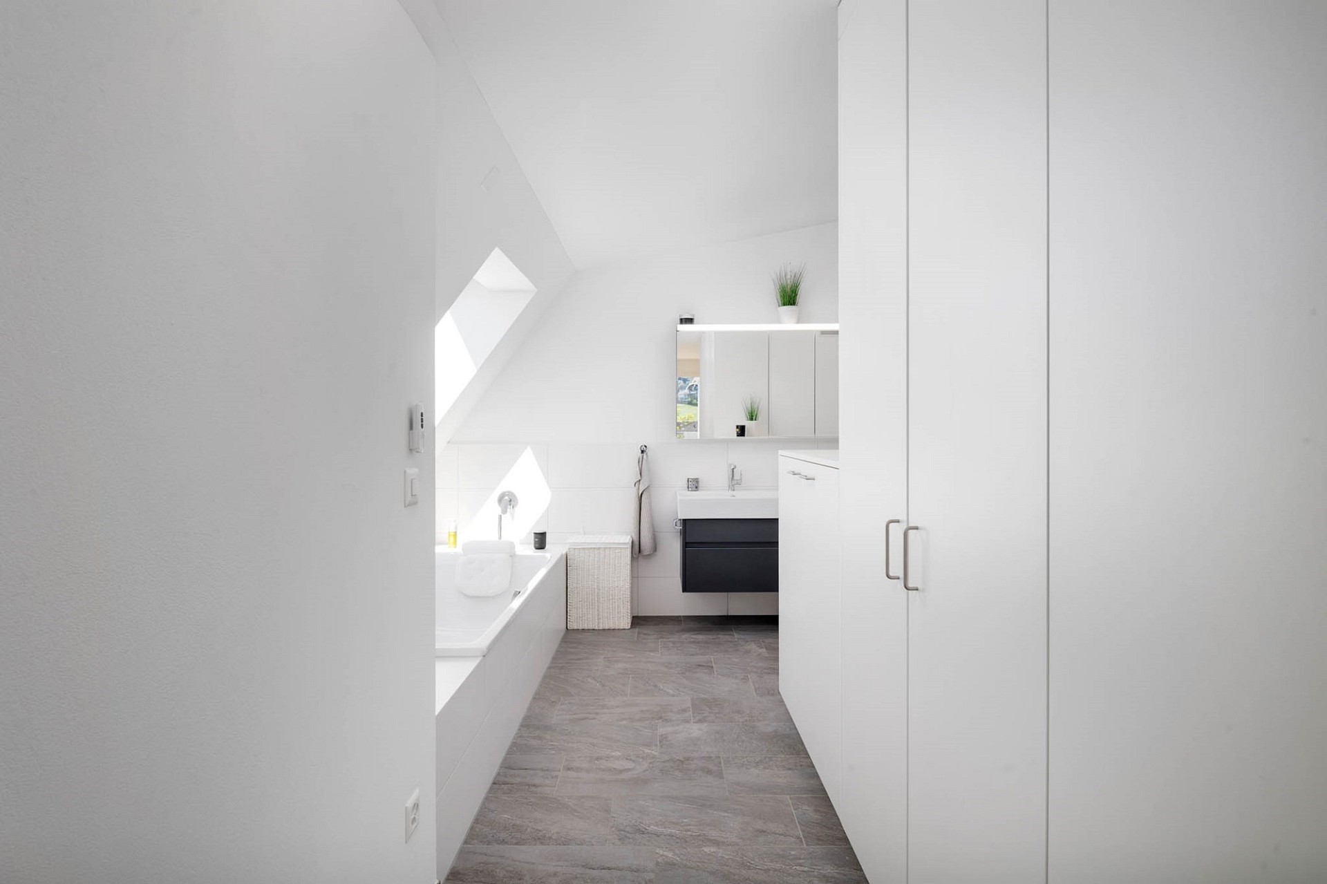 Helles, modernes Badezimmer mit Dachschräge