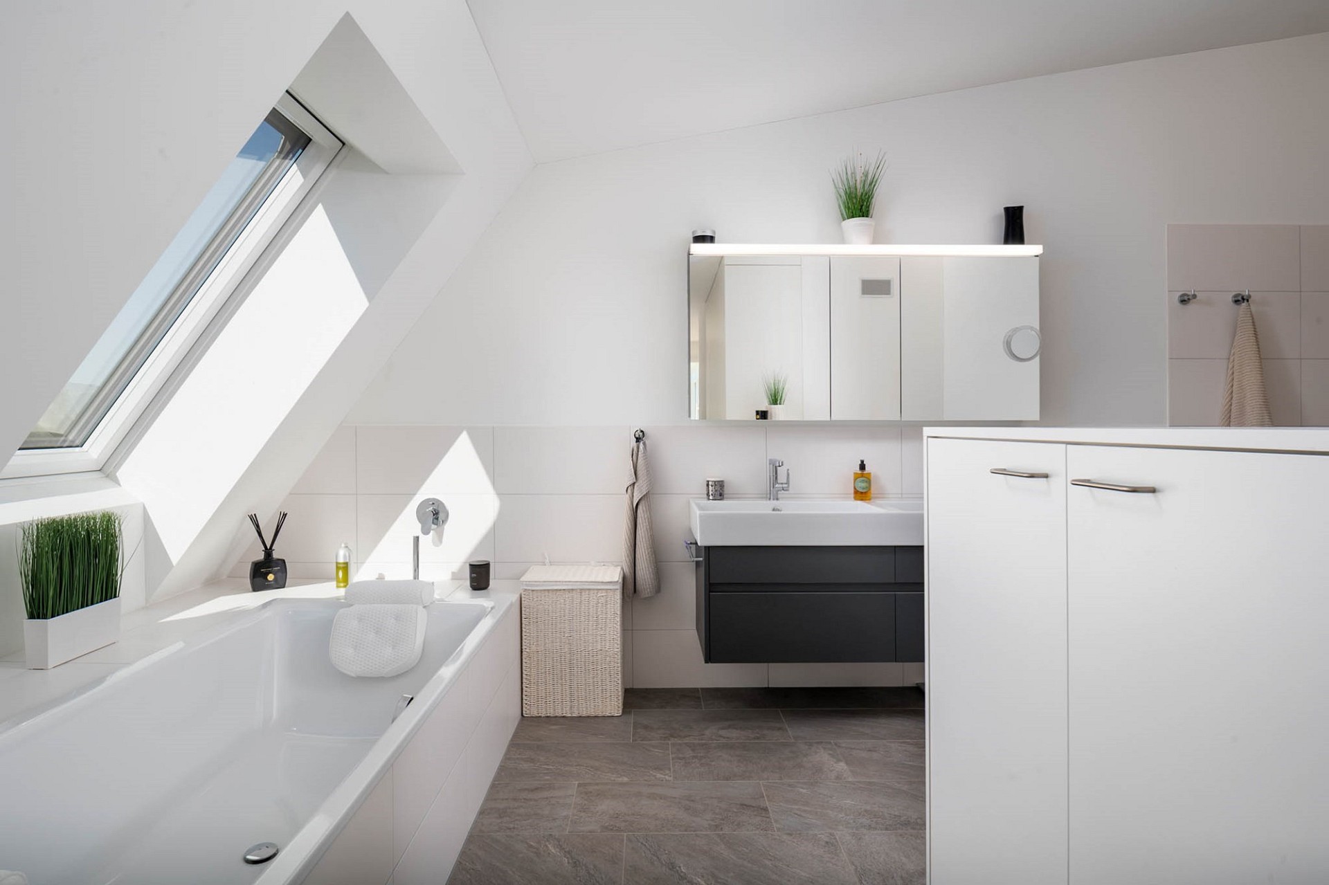 Helles Dachgeschossbad mit Badewanne und Waschtisch