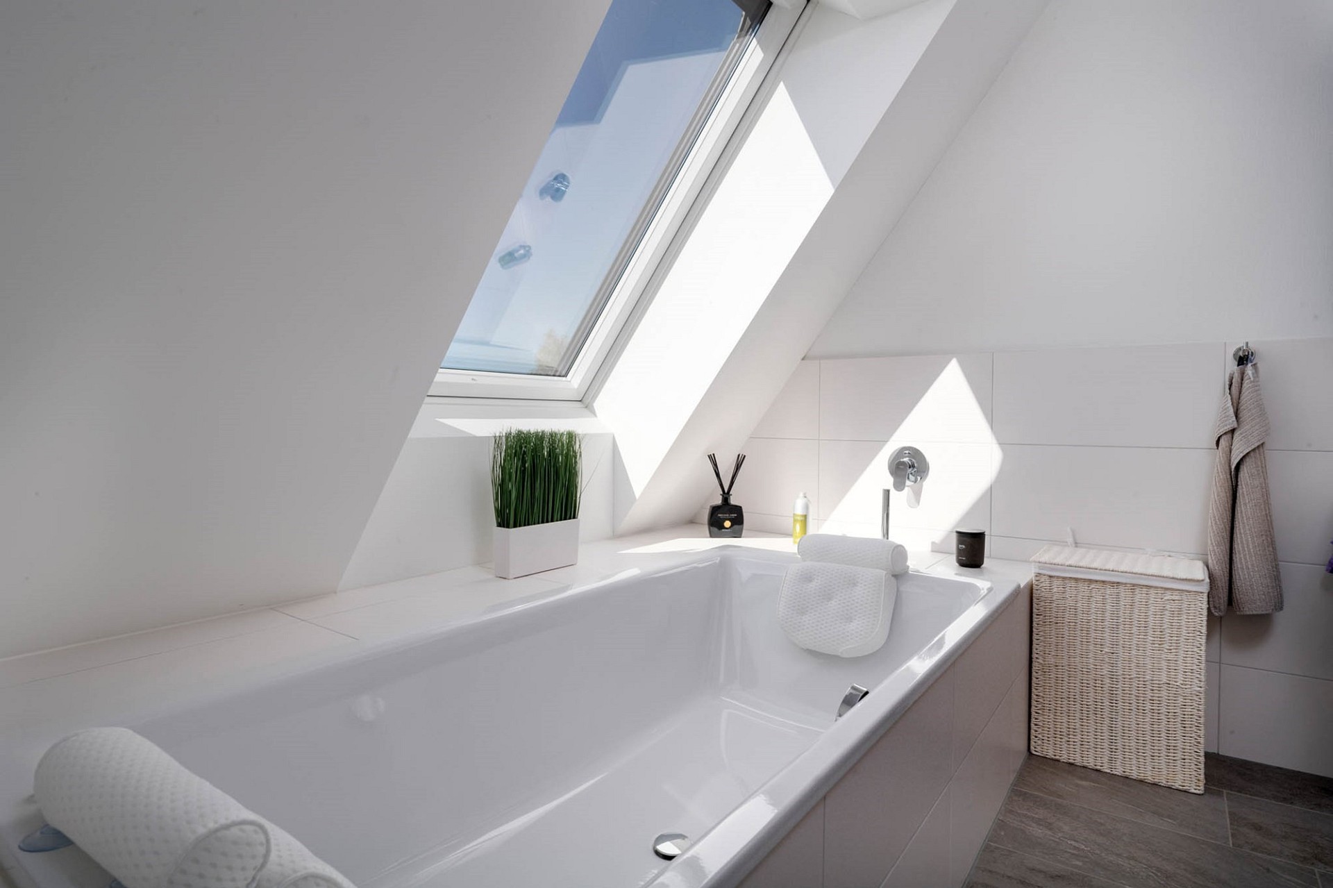 Helles Badezimmer mit Dachfenster und Badewanne