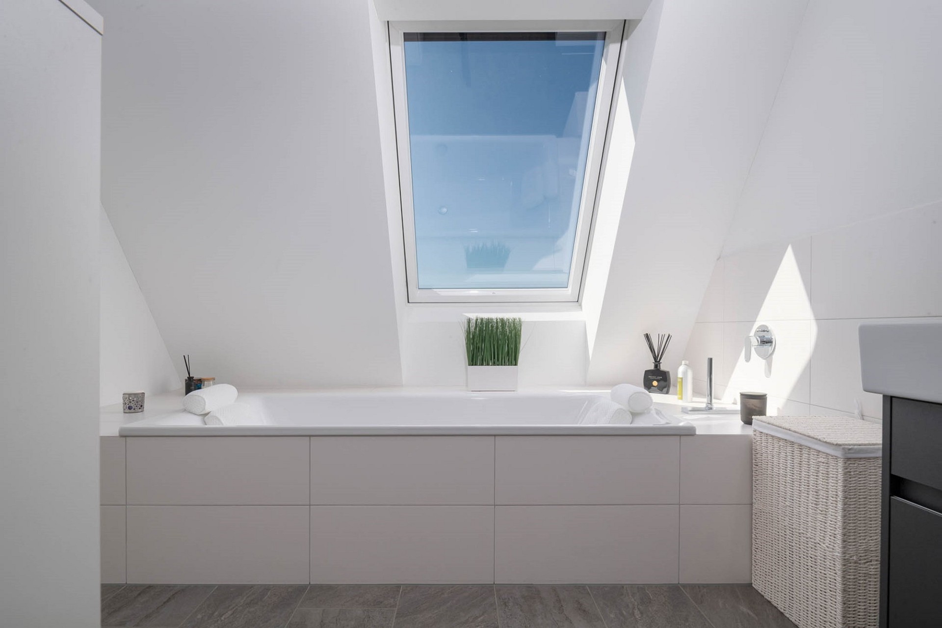 Helles Badezimmer mit Dachfenster