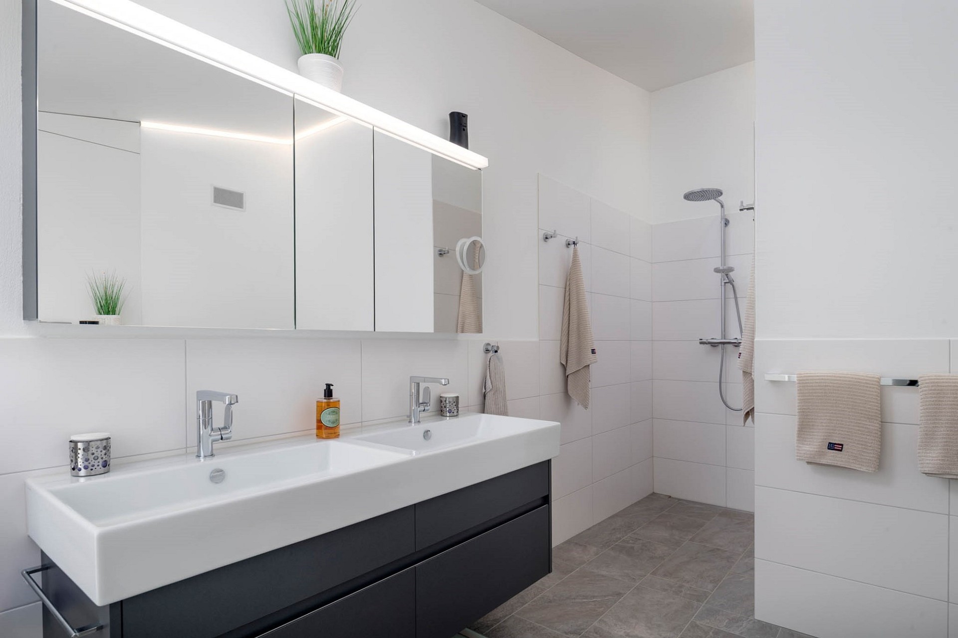 Modernes Badezimmer mit Doppelwaschtisch und Walk-in-Dusche