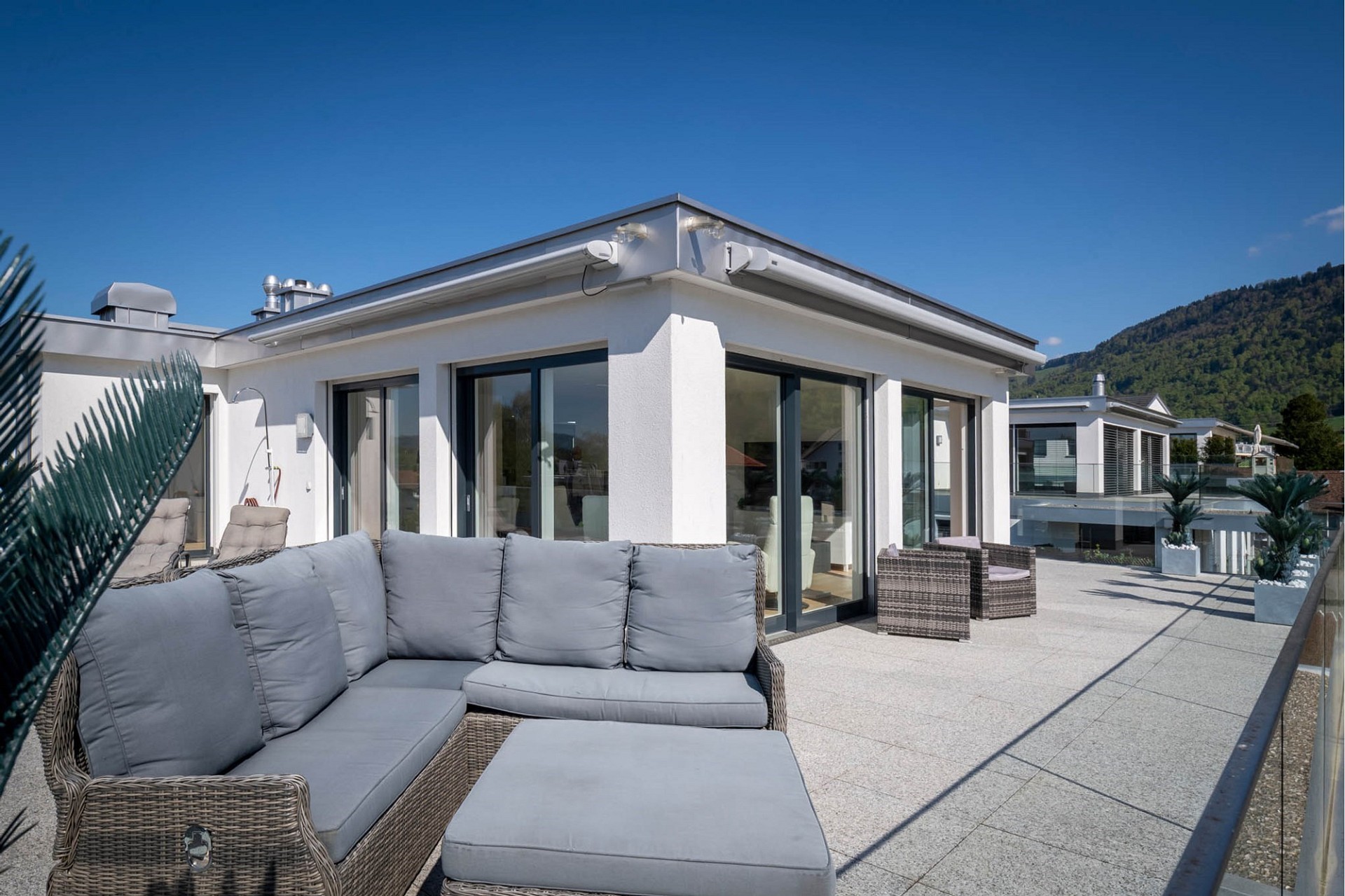 Moderne Dachterrasse mit Lounge-Möbeln