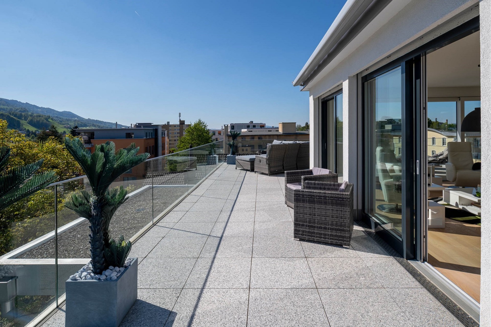 Große Dachterrasse mit Panoramablick