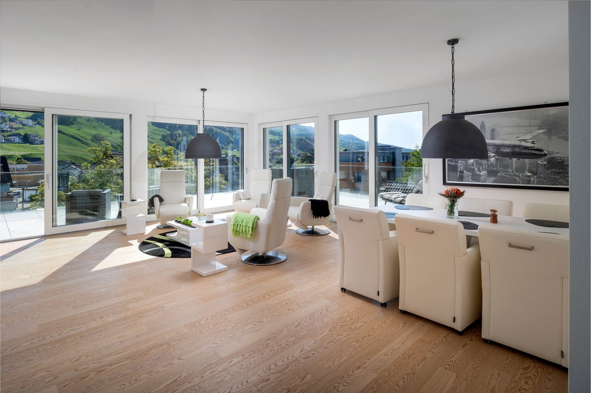 Heller Wohn- und Essbereich mit Panoramafenstern