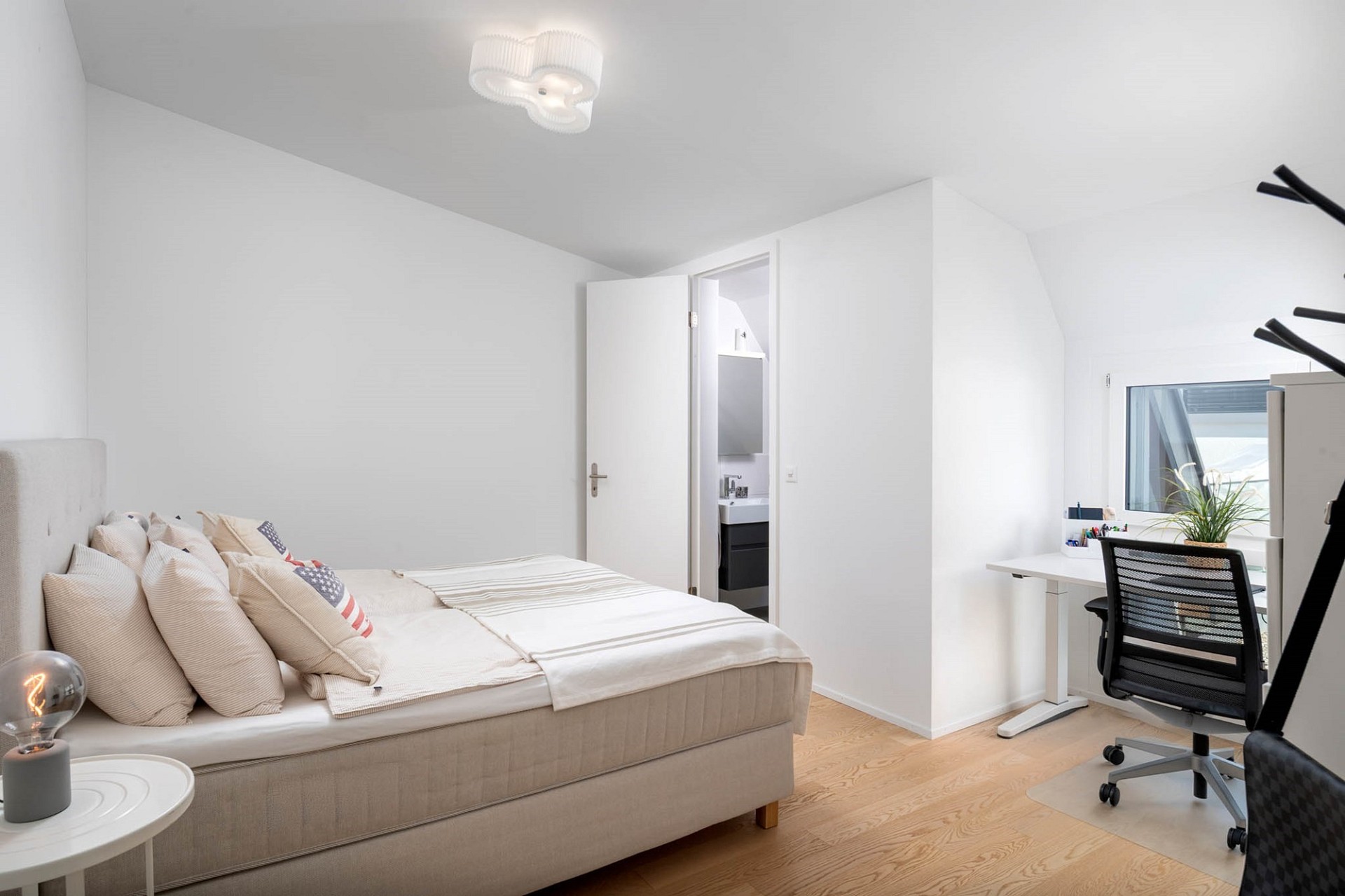 Helles Schlafzimmer mit Arbeitsbereich